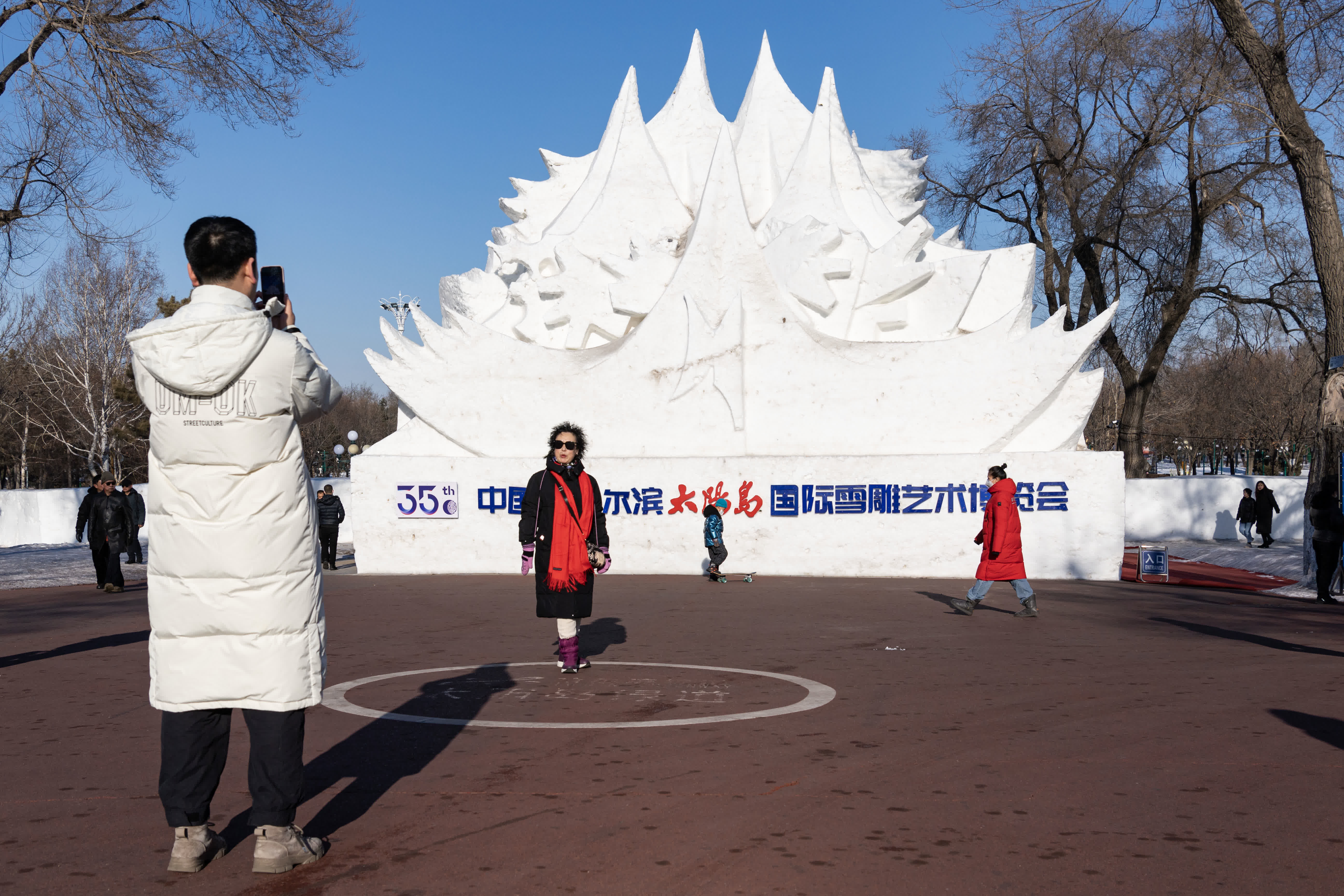 2月25日，遊客在哈爾濱太陽島雪博會園區遊玩。