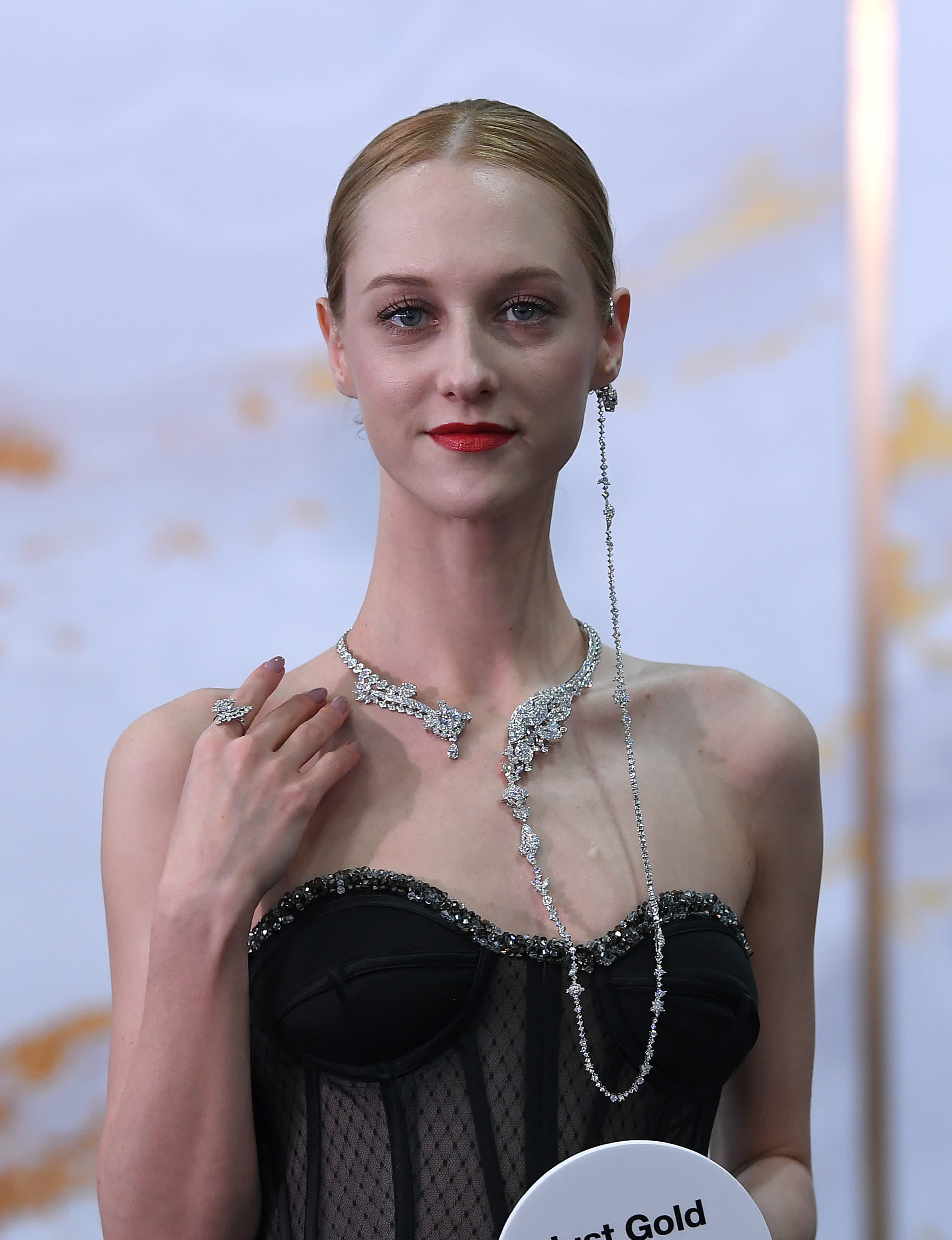 3月1日，模特在珠寶展上展示飾品。（新華社）
