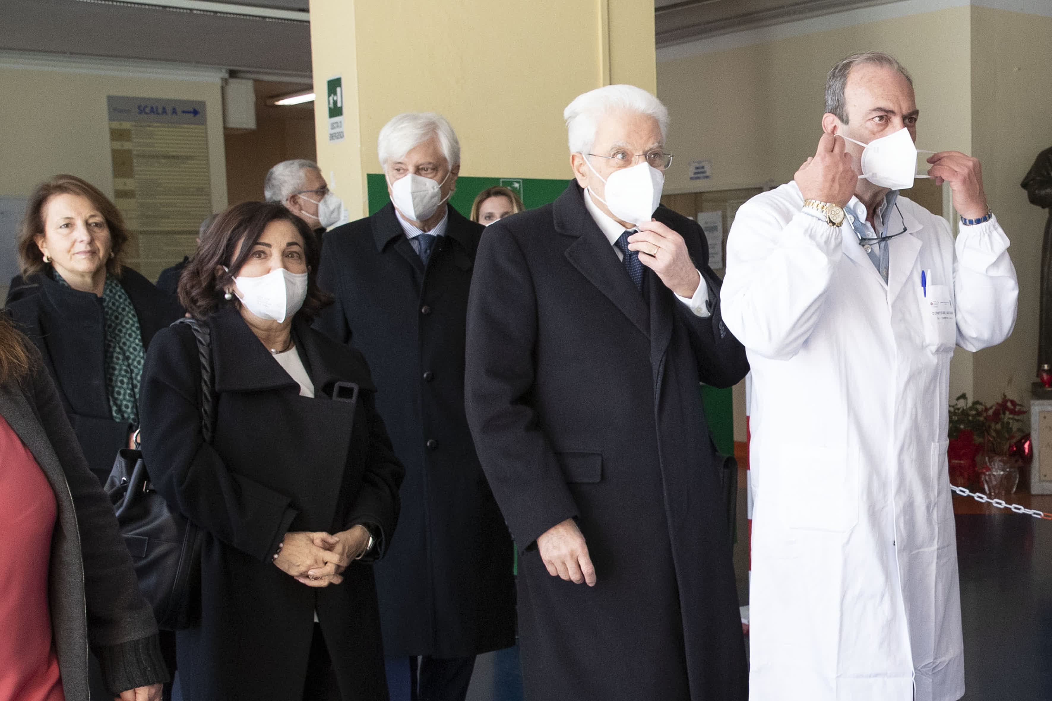 意大利總統馬塔雷拉（右二）來到醫院探望移民船沉沒事故幸存者。（意大利總統府供圖）