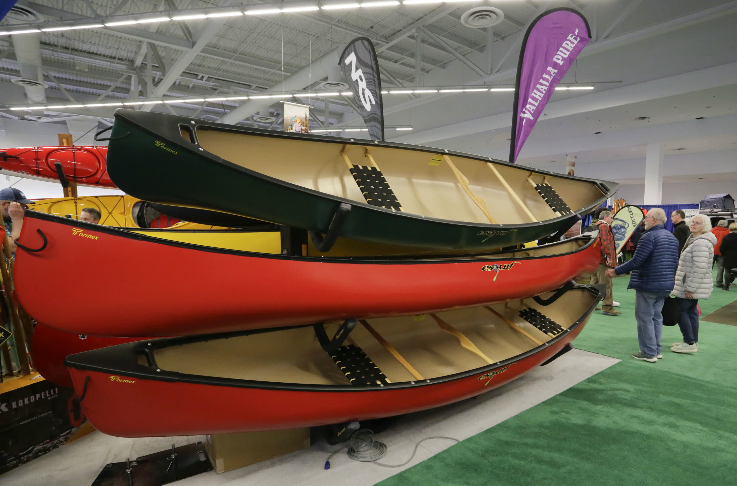 3月4日，在加拿大溫哥華舉辦的戶外探險與旅遊展上，人們在獨木舟展品附近駐足。（新華社）