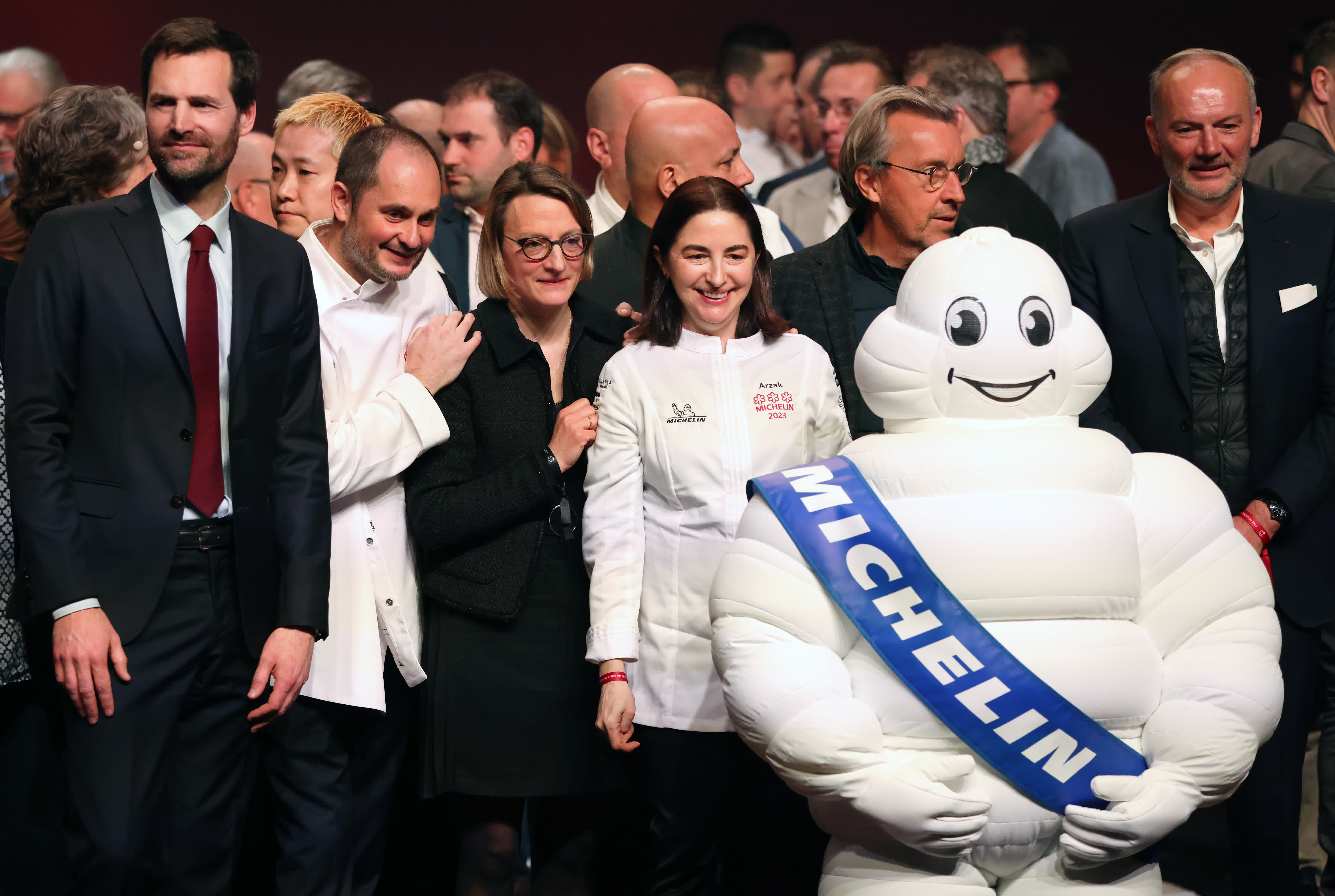 3月6日，獲頒米其林三星的法國廚師亞歷山大·庫永（前左二）與妻子出席在法國東部城市斯特拉斯堡舉辦的2023《米其林指南》法國版發布儀式。（新華社）