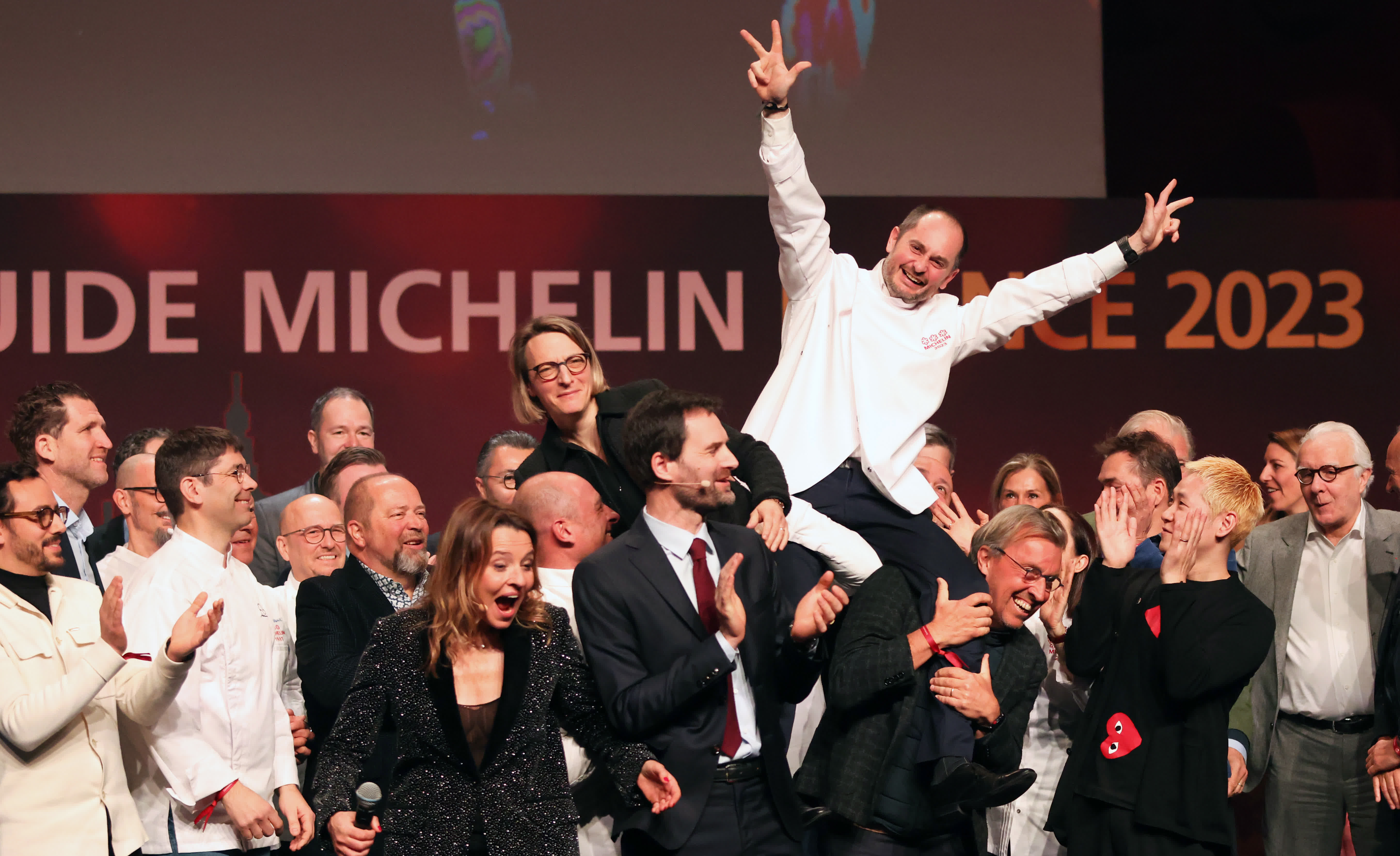 3月6日，獲頒米其林三星的法國廚師亞歷山大·庫永在法國東部城市斯特拉斯堡舉辦的2023《米其林指南》法國版發布儀式上慶祝。（新華社）