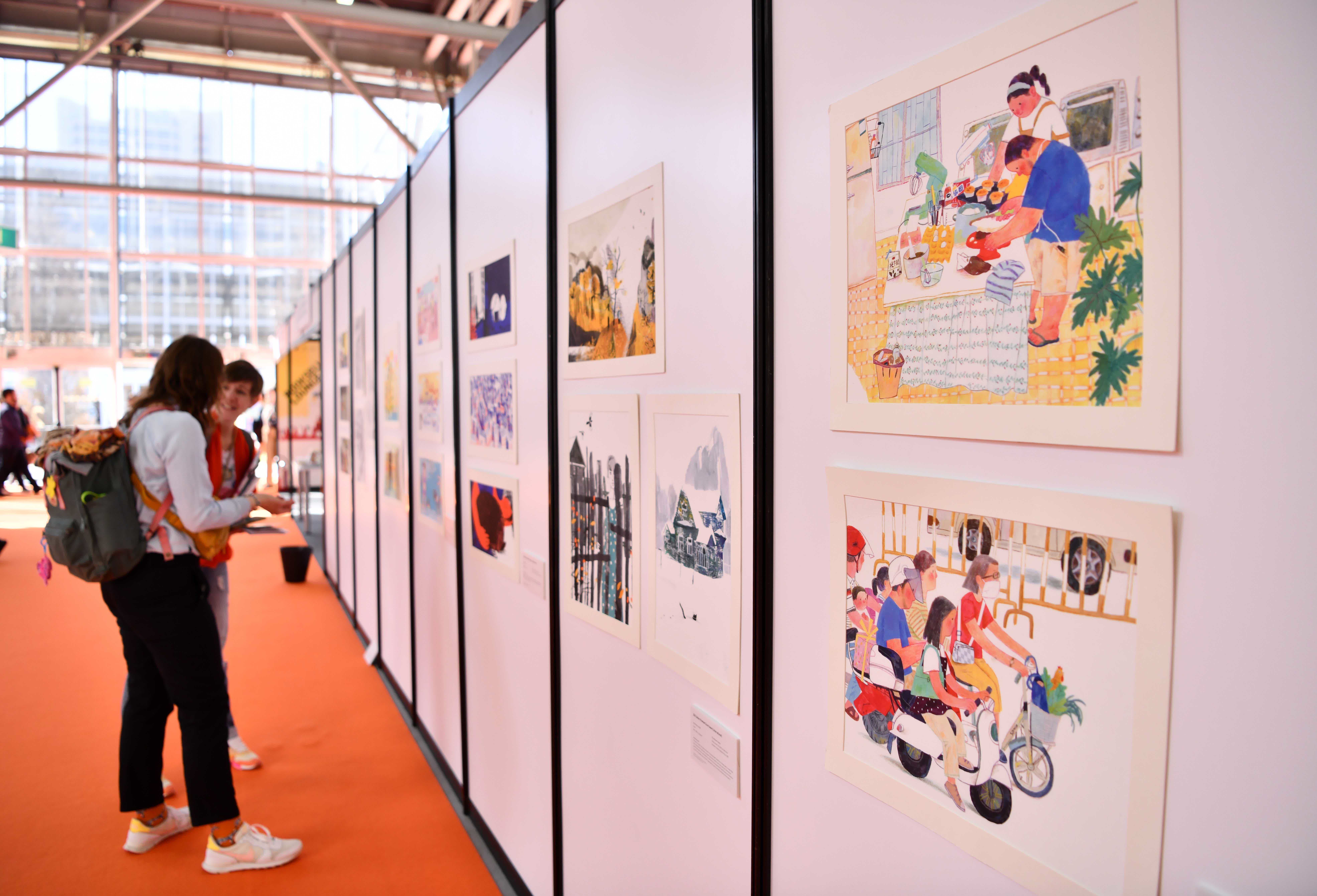 3月7日，人們在意大利博洛尼亞國際兒童書展上欣賞畫作。
