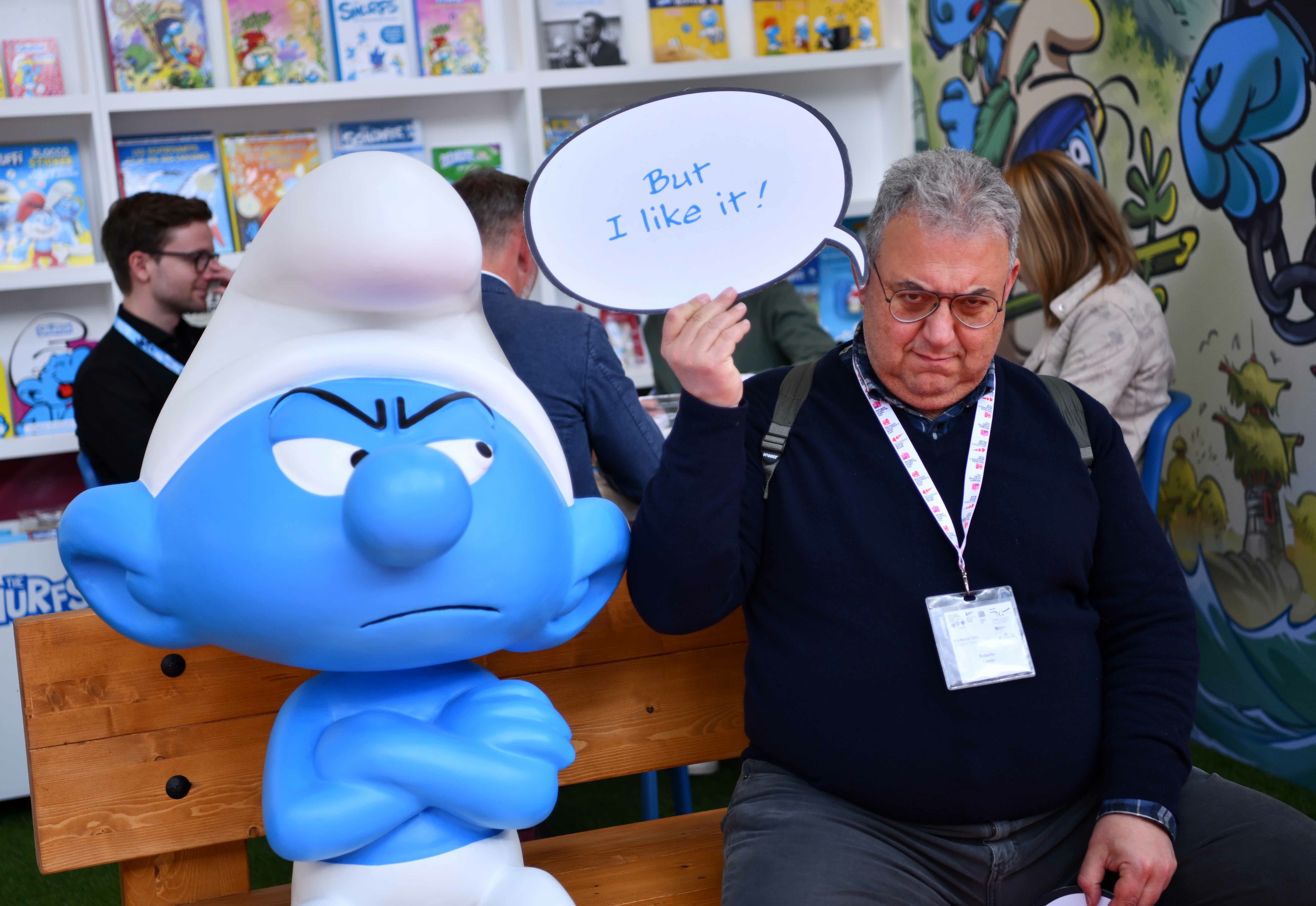 3月7日，參觀者在意大利博洛尼亞國際兒童書展上與卡通玩偶合影。