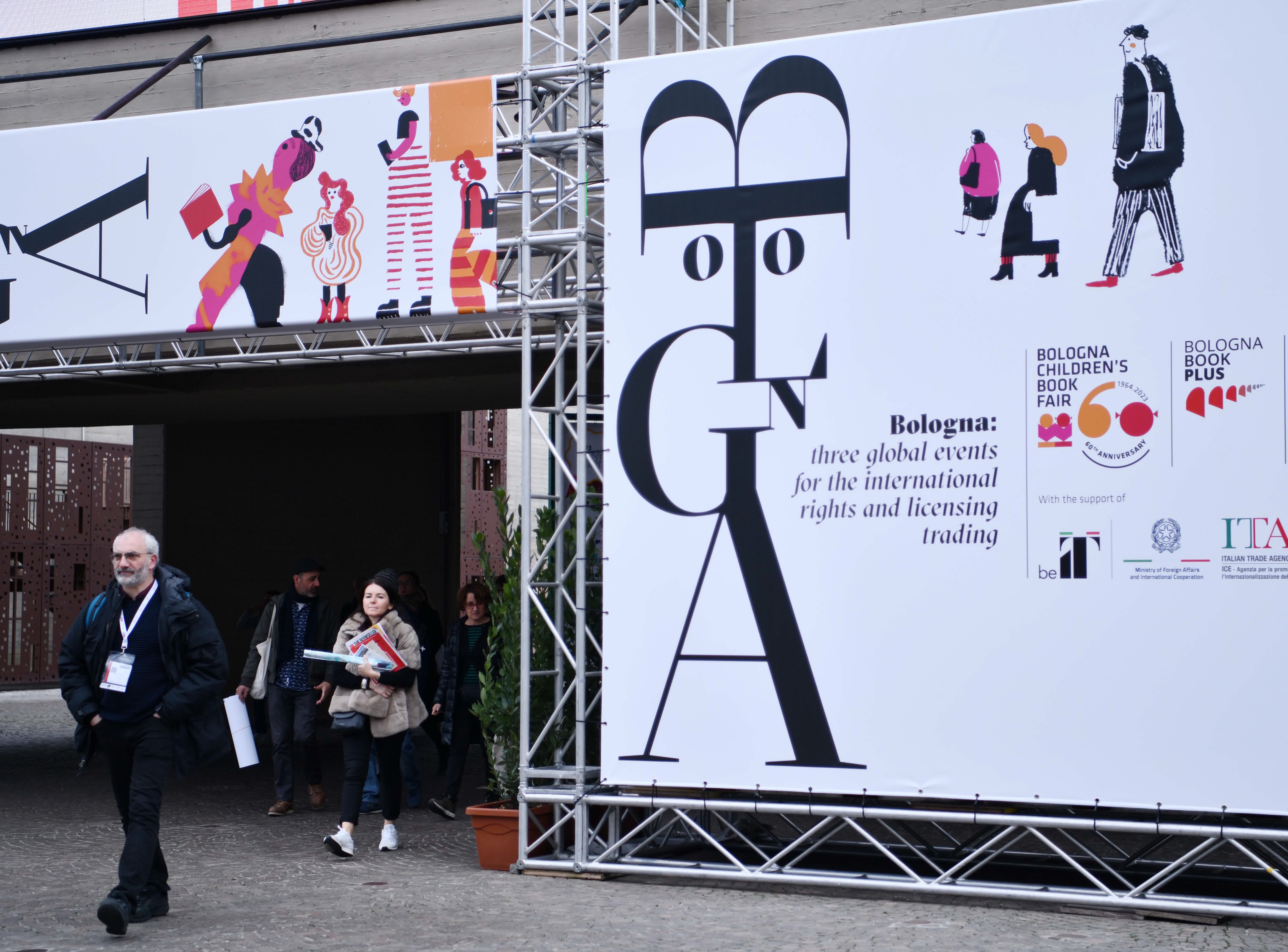 3月7日，人們走出意大利博洛尼亞國際兒童書展大門。