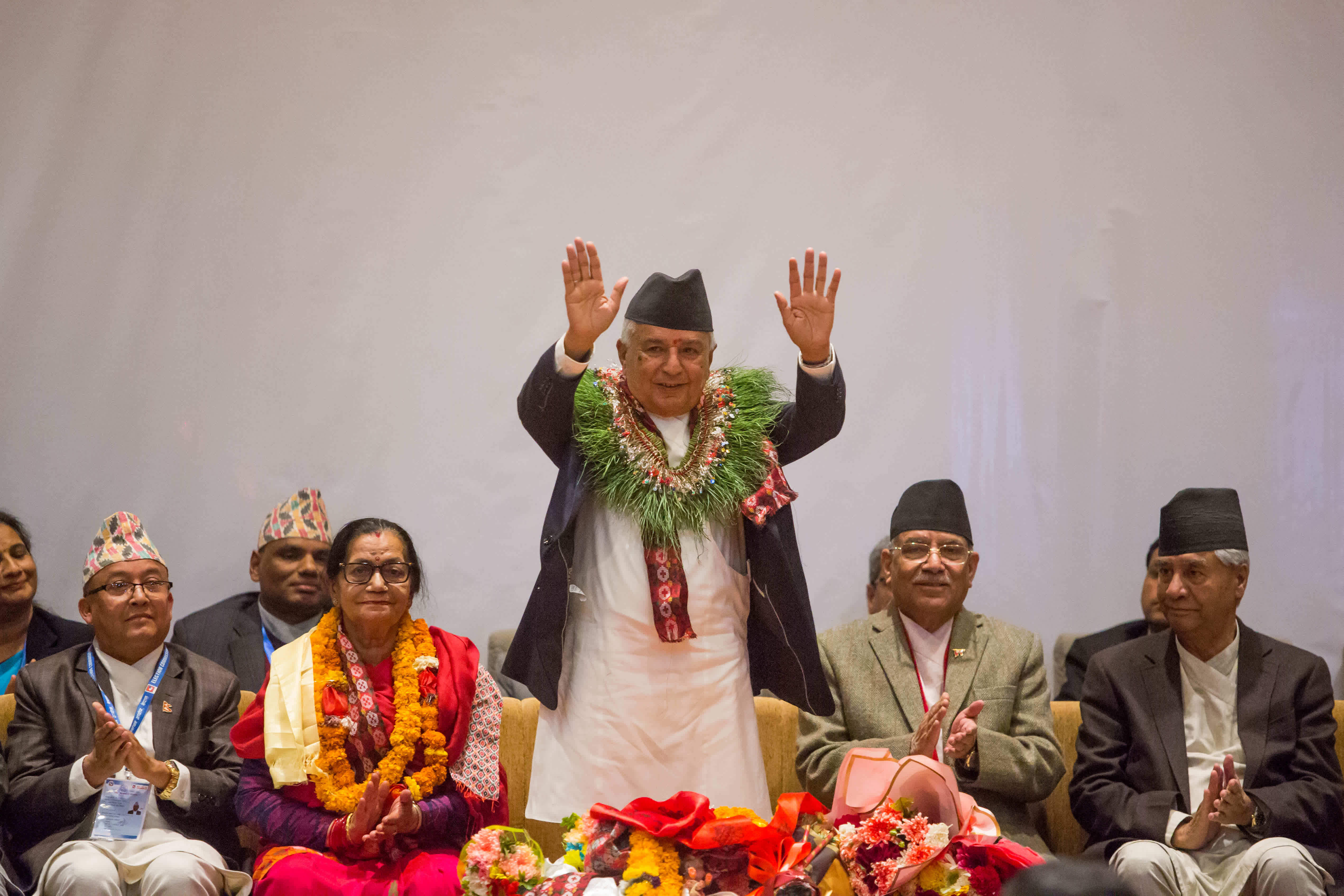 在尼泊爾加德滿都，尼泊爾大會黨領導人拉姆·錢德拉·保德爾（中）在總統選舉勝出後揮手致意。（新華社）