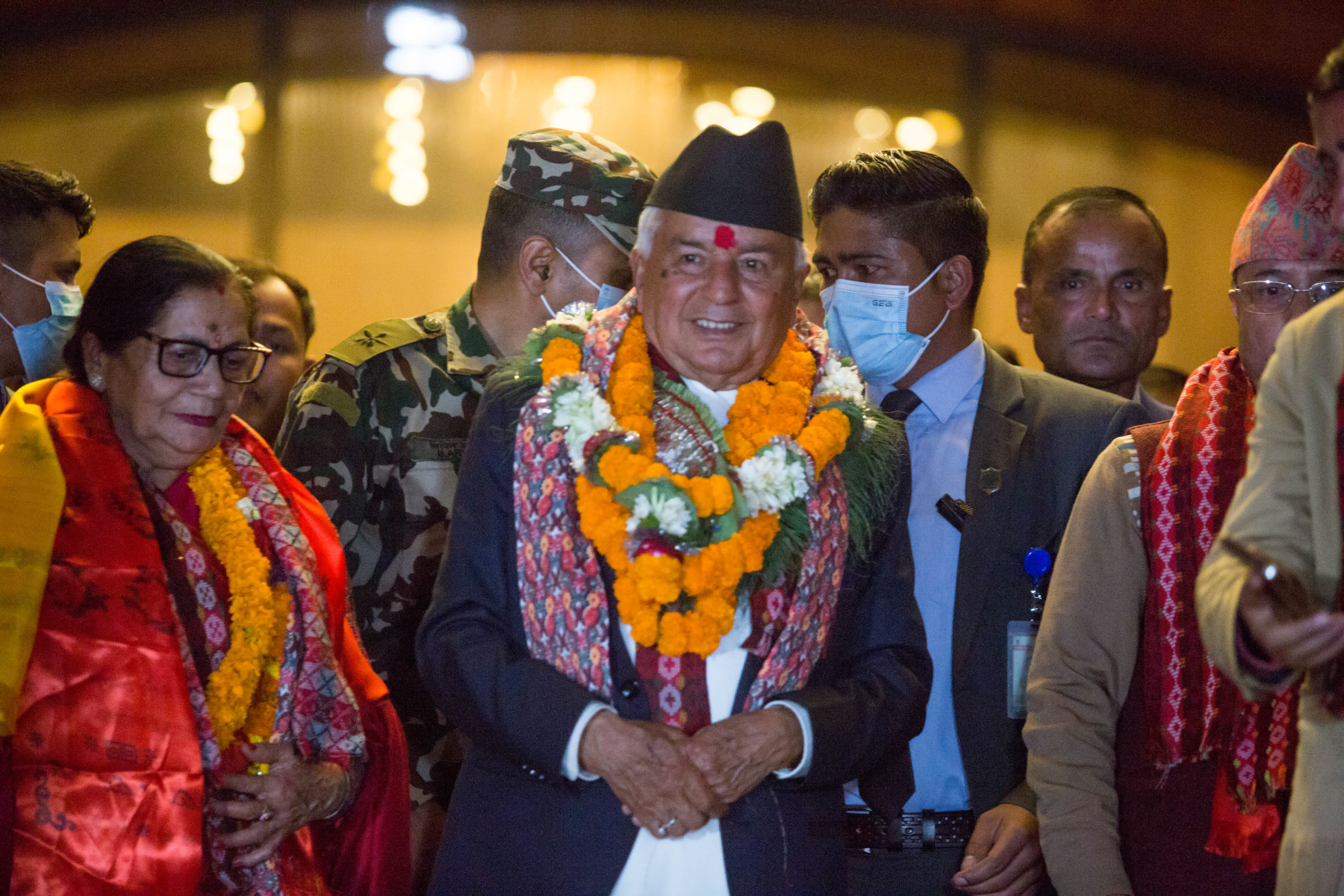尼泊爾大會黨領導人拉姆·錢德拉·保德爾（中）在總統選舉勝出後離開議會大廈。（新華社）