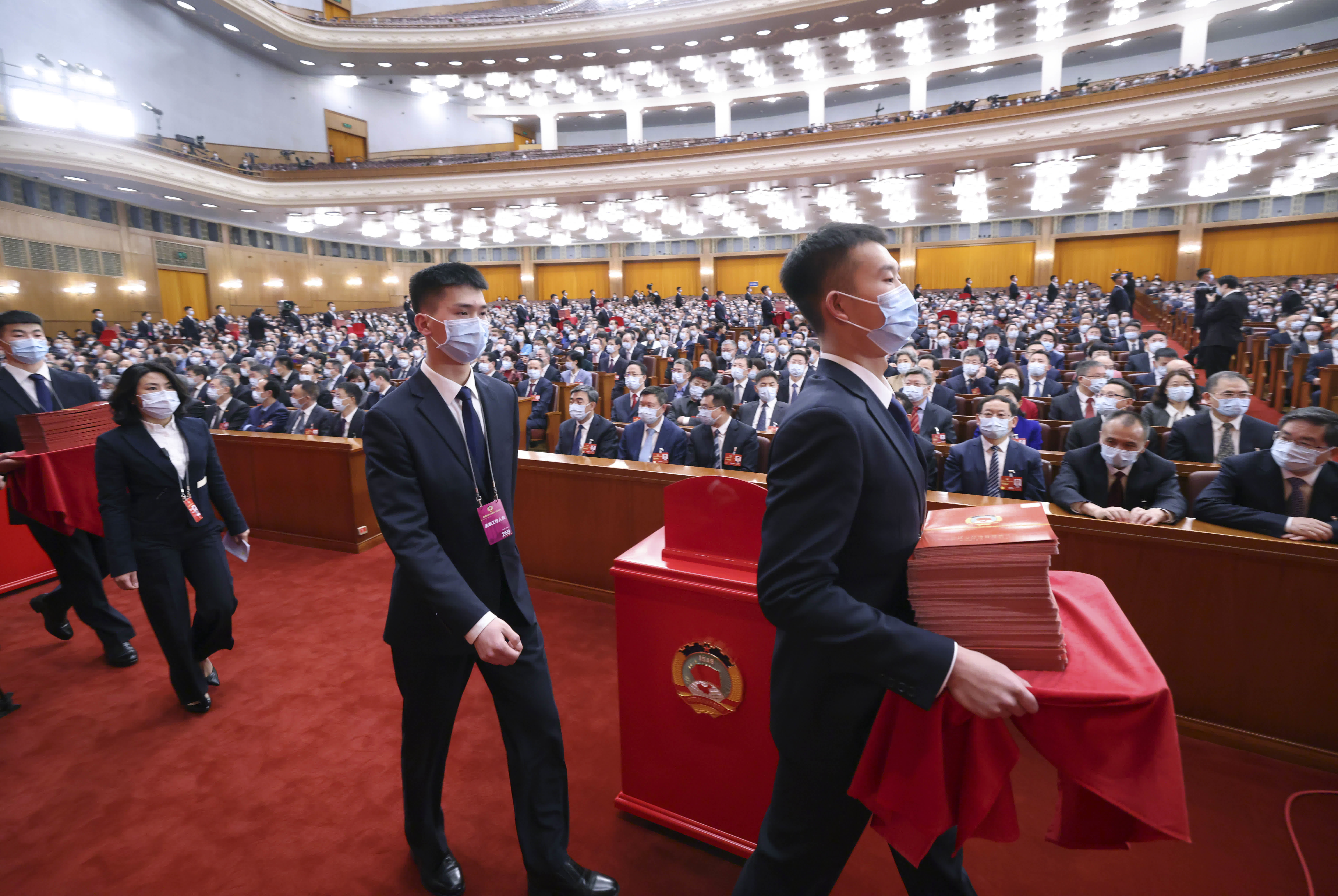 3月10日，全國政協十四屆一次會議在北京人民大會堂舉行第三次全體會議。這是工作人員準備發放選票。（新華社）