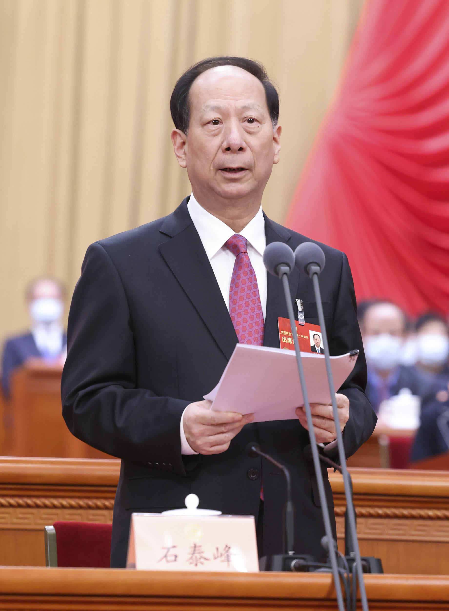 3月10日，全國政協十四屆一次會議在北京人民大會堂舉行第三次全體會議。石泰峰主持會議。（新華社）