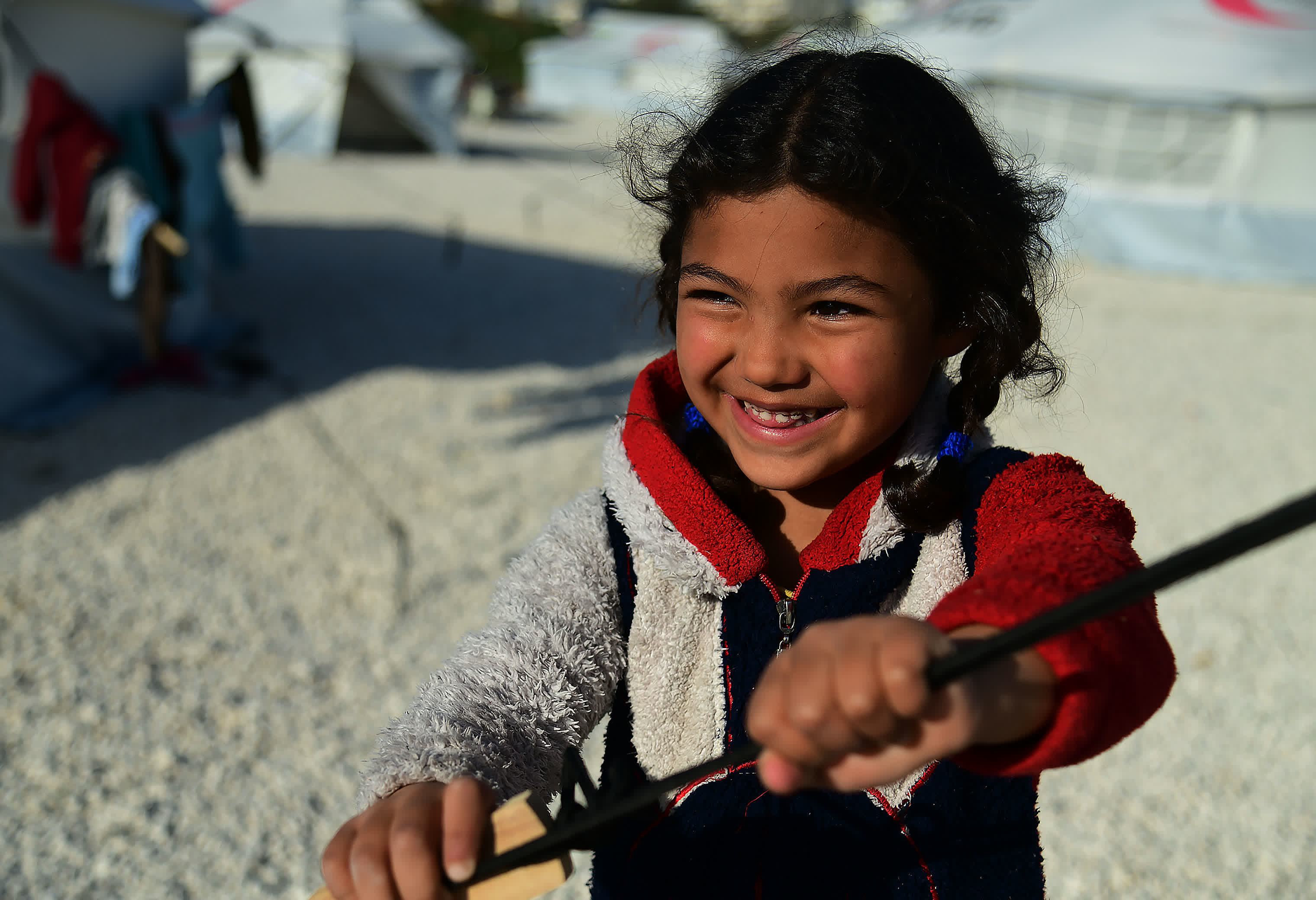 這是3月9日在敘利亞傑卜萊的一處災民安置營內拍攝的兒童。（新華社）