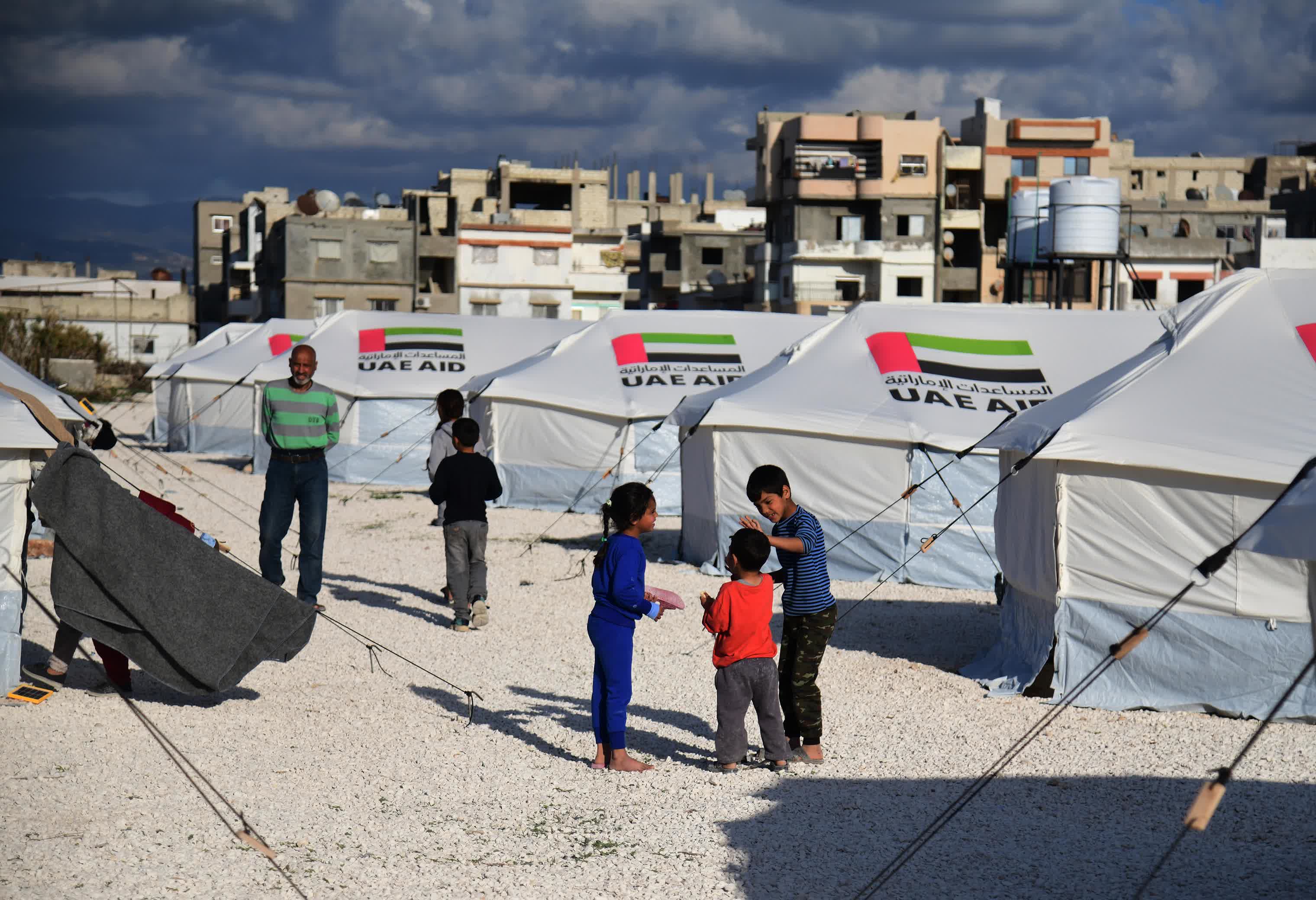 這是3月9日在敘利亞傑卜萊的一處災民安置營內拍攝的兒童。（新華社）