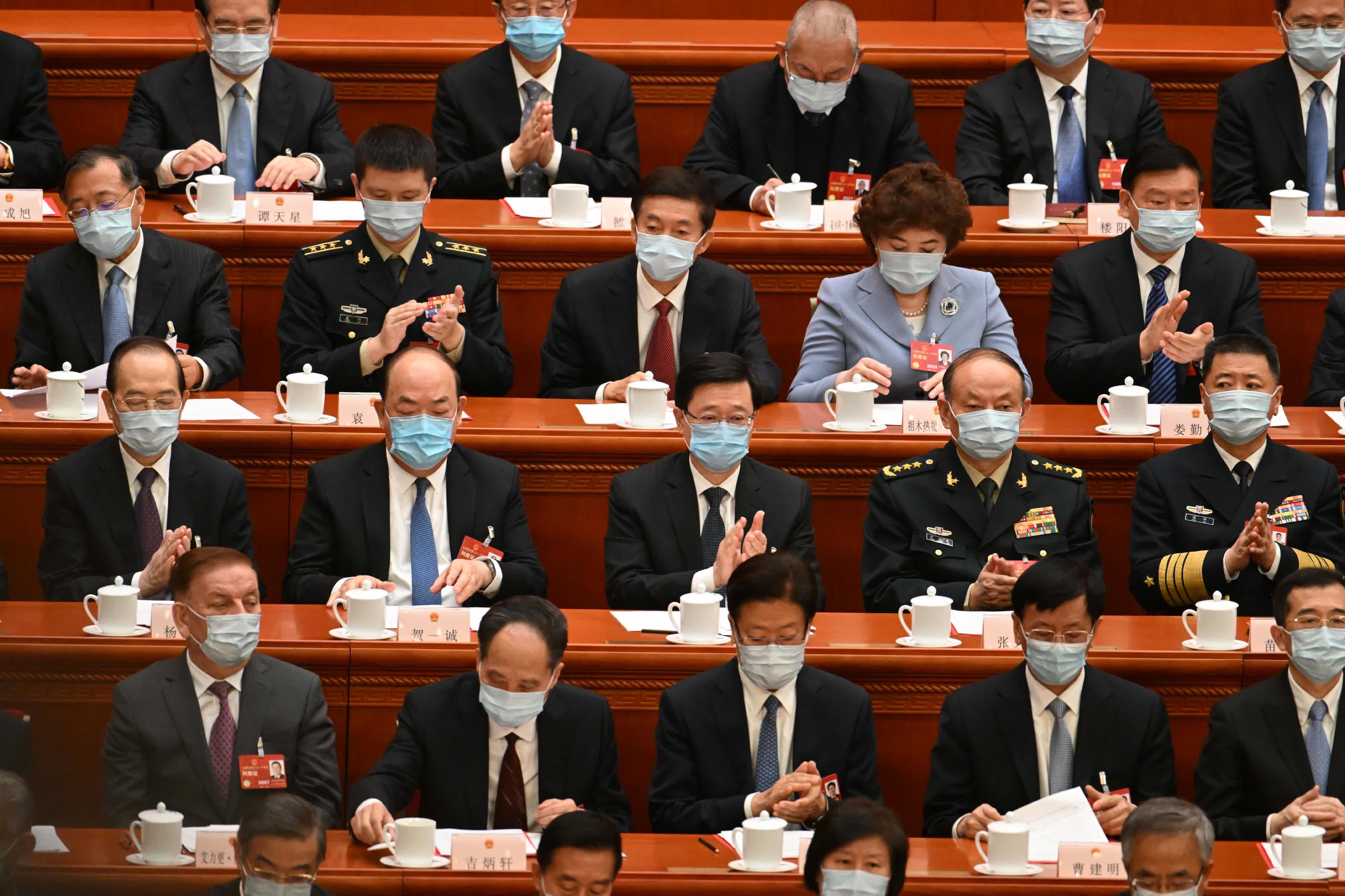李家超（第二排中）今日上午在北京列席第十四屆全國人民代表大會第一次會議閉幕會。（政府新聞處）