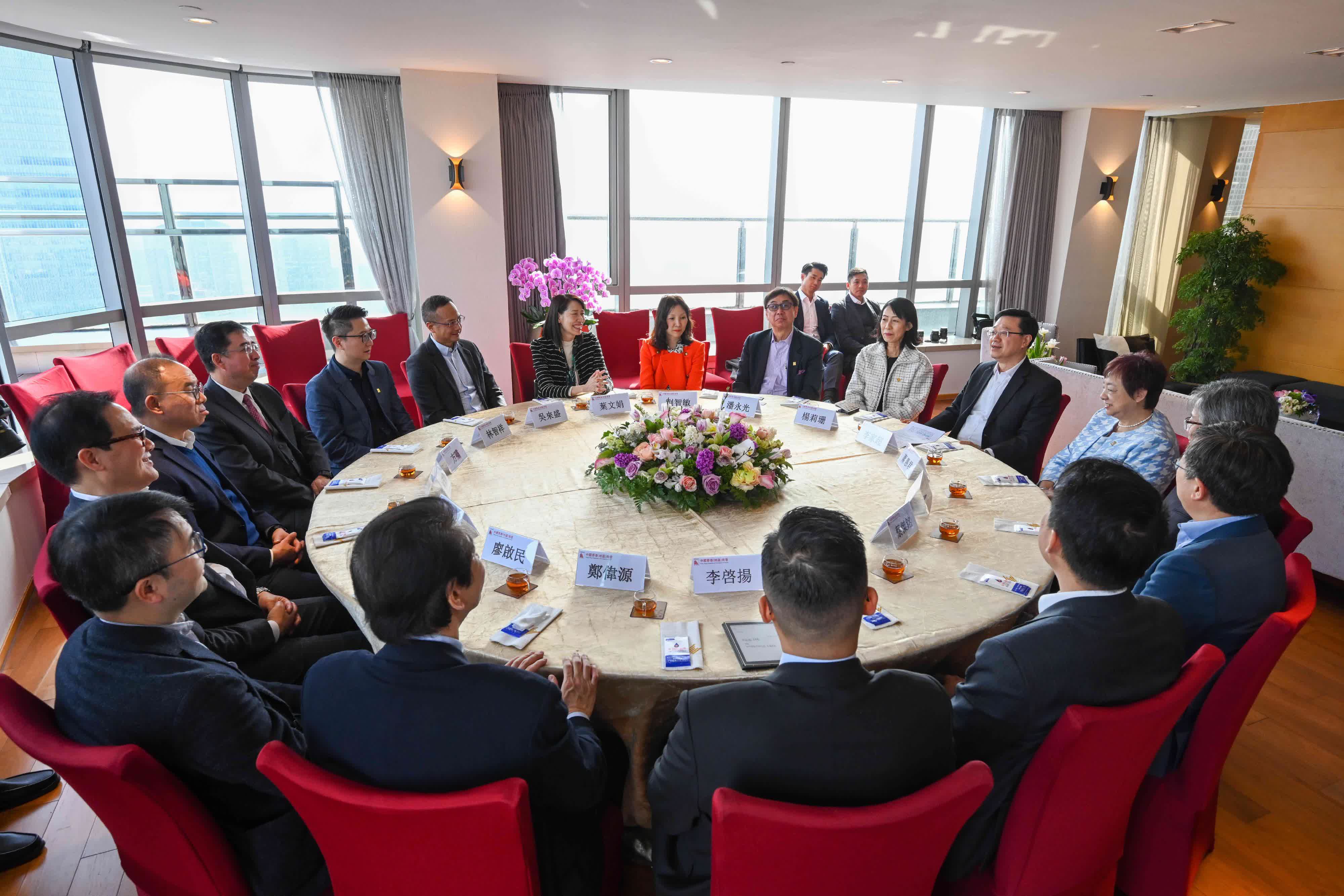 李家超（右二）今日下午在北京與中國香港（地區）商會成員茶聚。（政府新聞處）