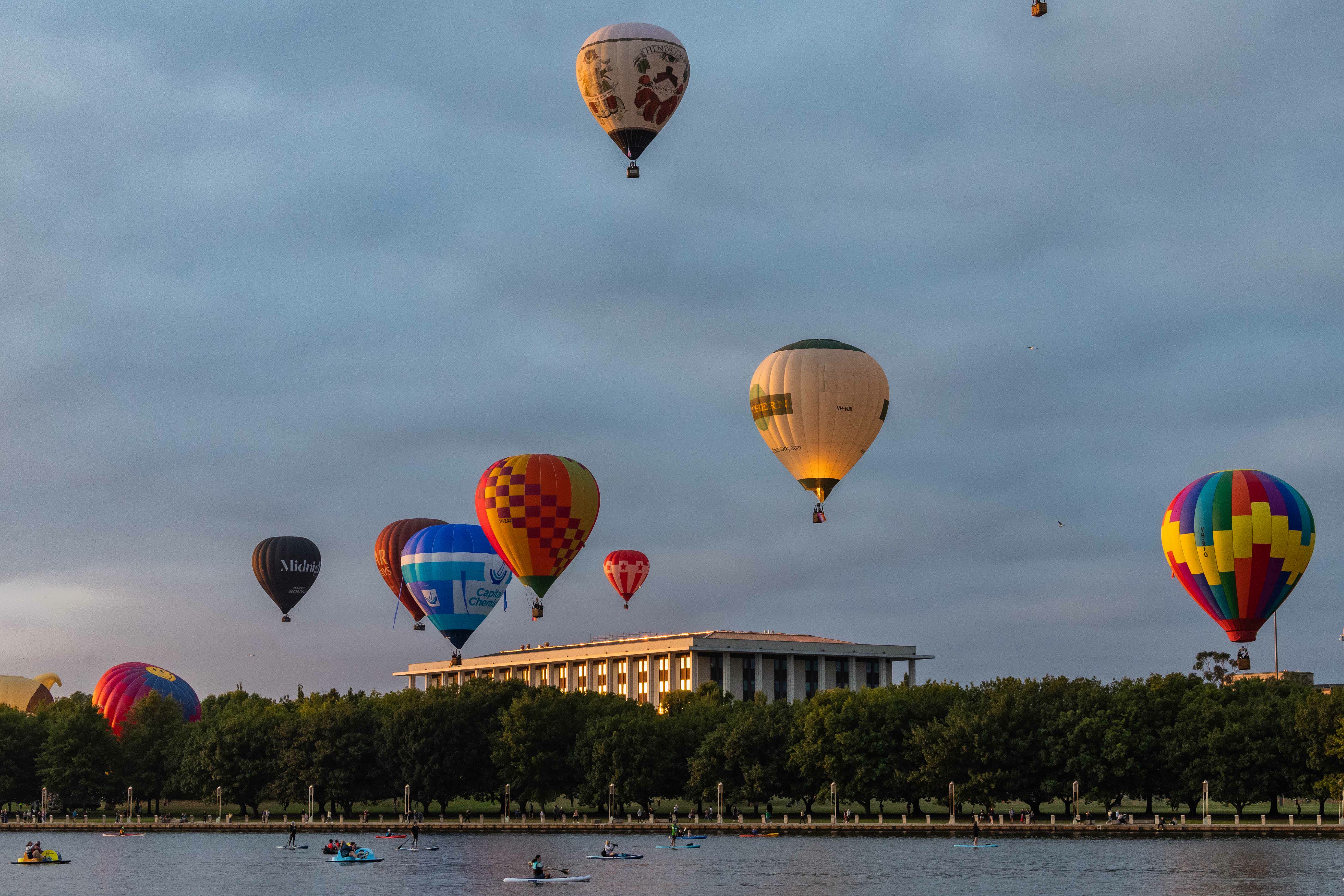 在澳大利亞堪培拉，熱氣球飛過國家圖書館上空。