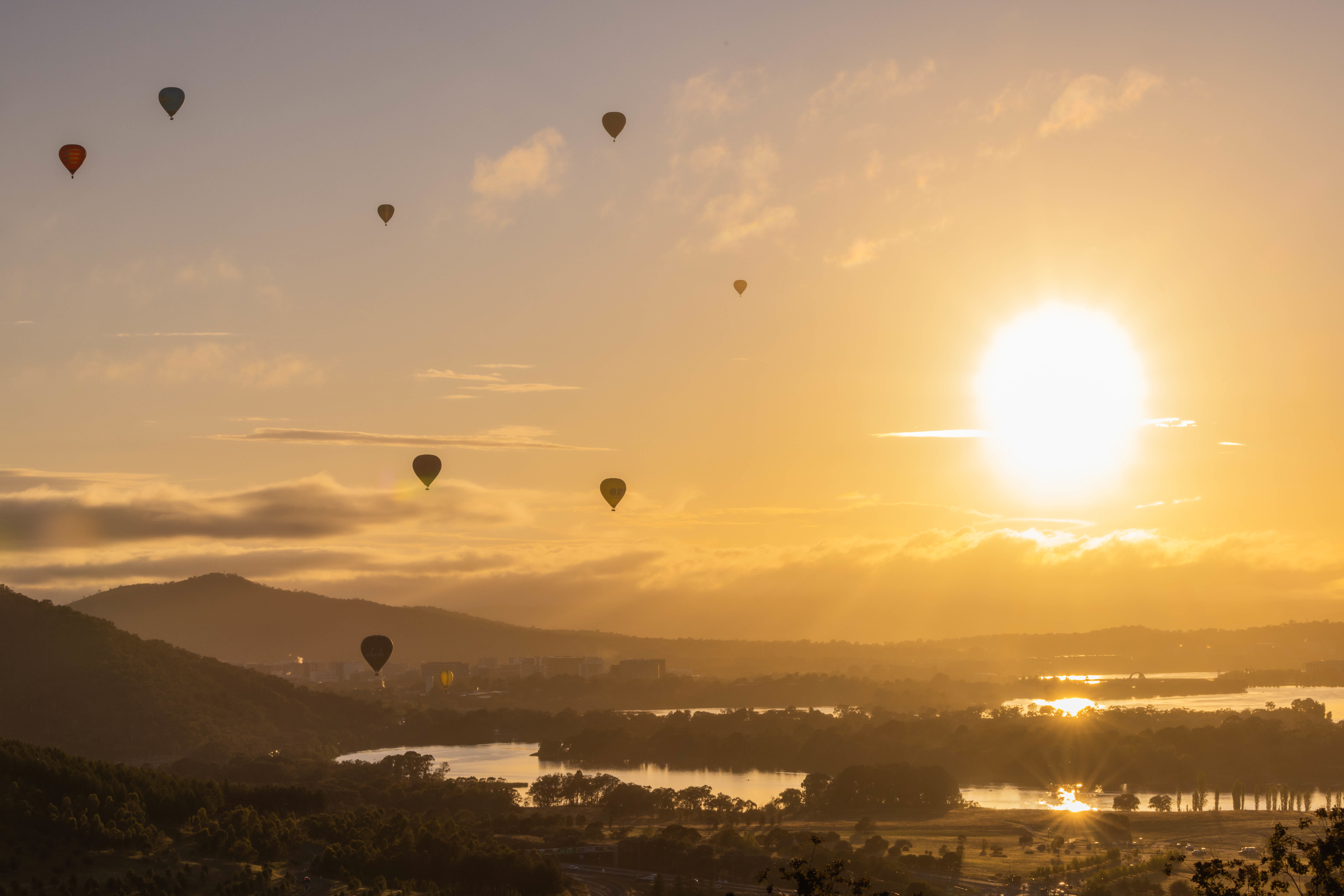 在澳大利亞堪培拉，熱氣球飛過伯利·格里芬湖上空。