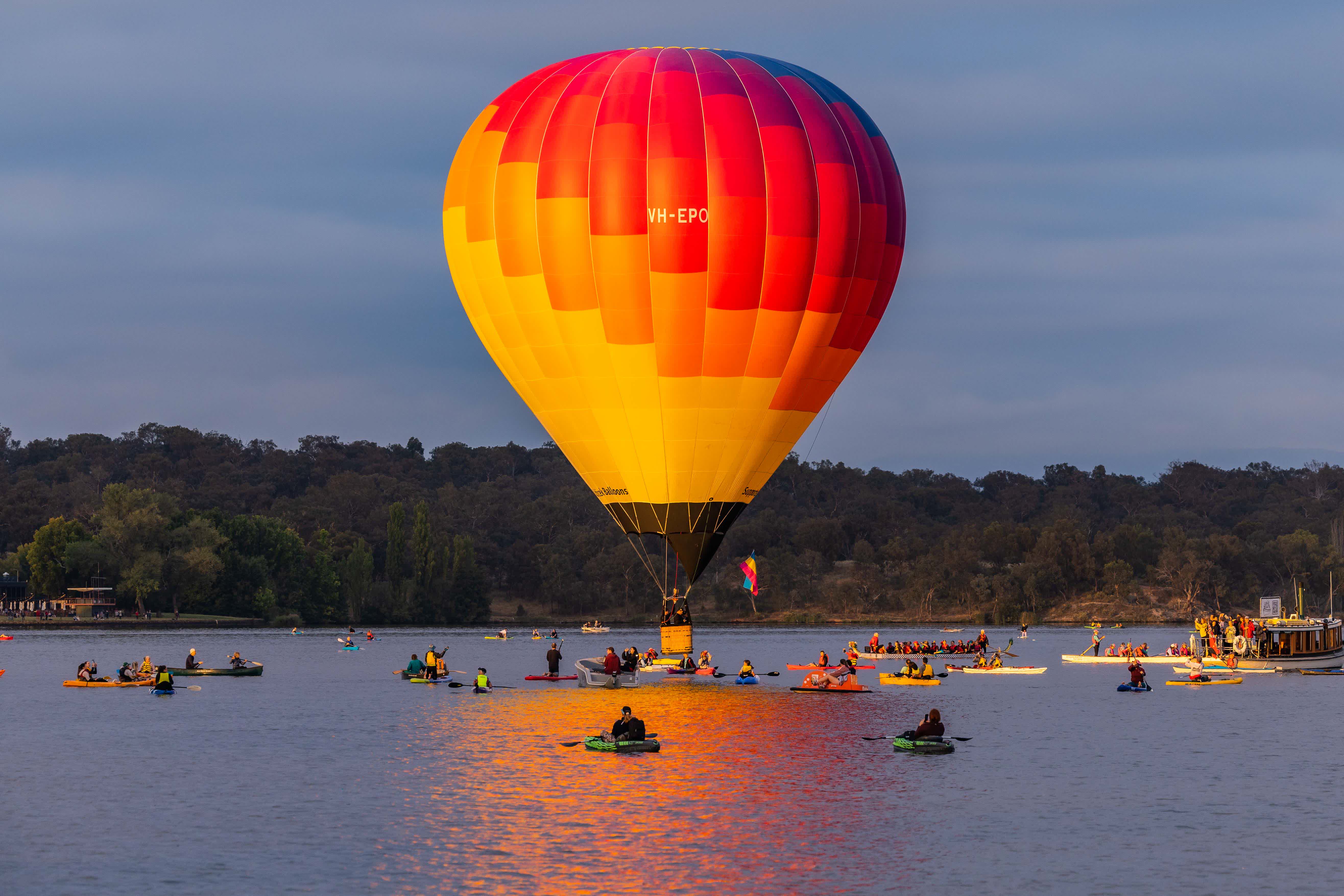 在澳大利亞堪培拉，熱氣球飛過伯利·格里芬湖上空。