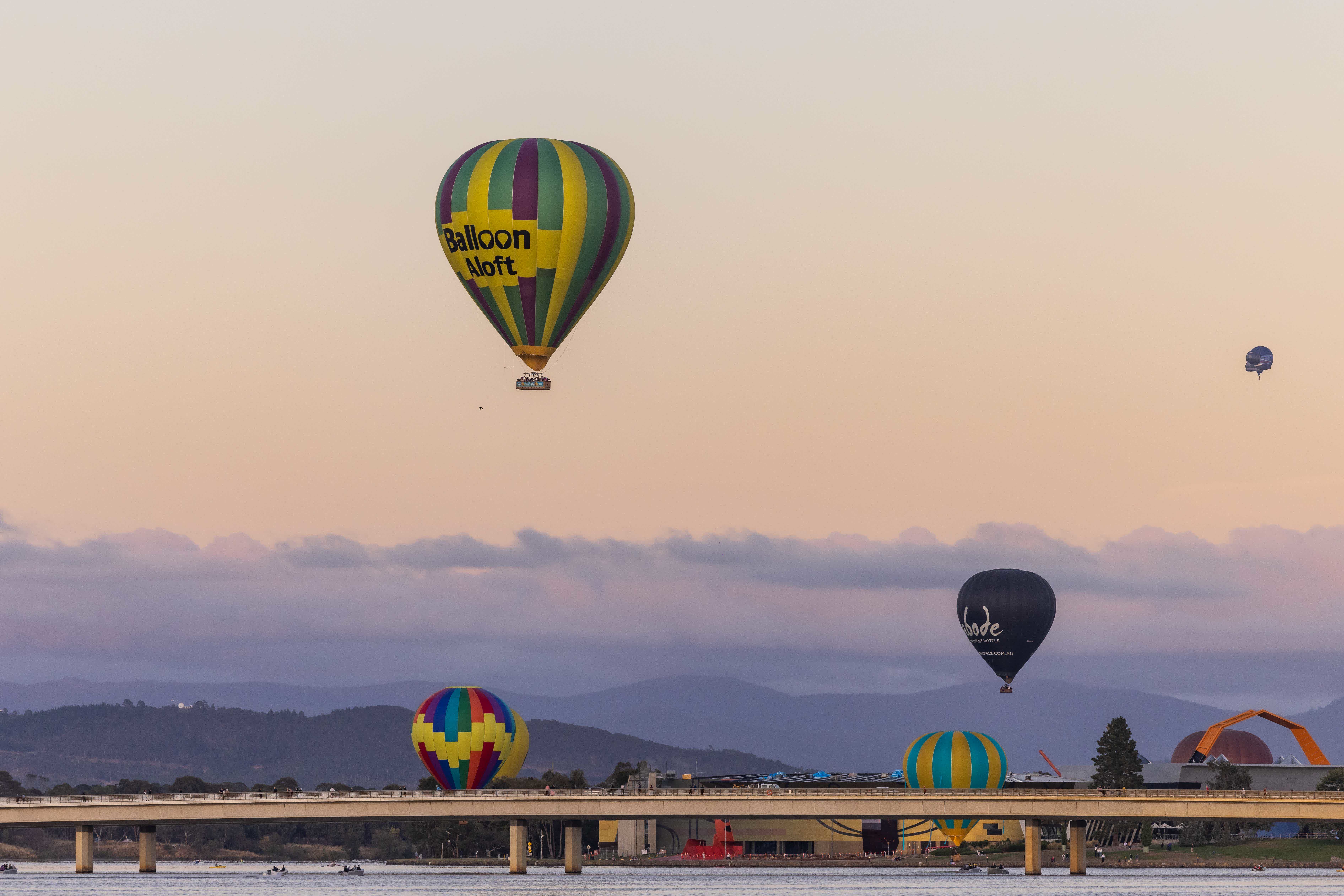 在澳大利亞堪培拉，熱氣球飛過聯邦大道橋上空。