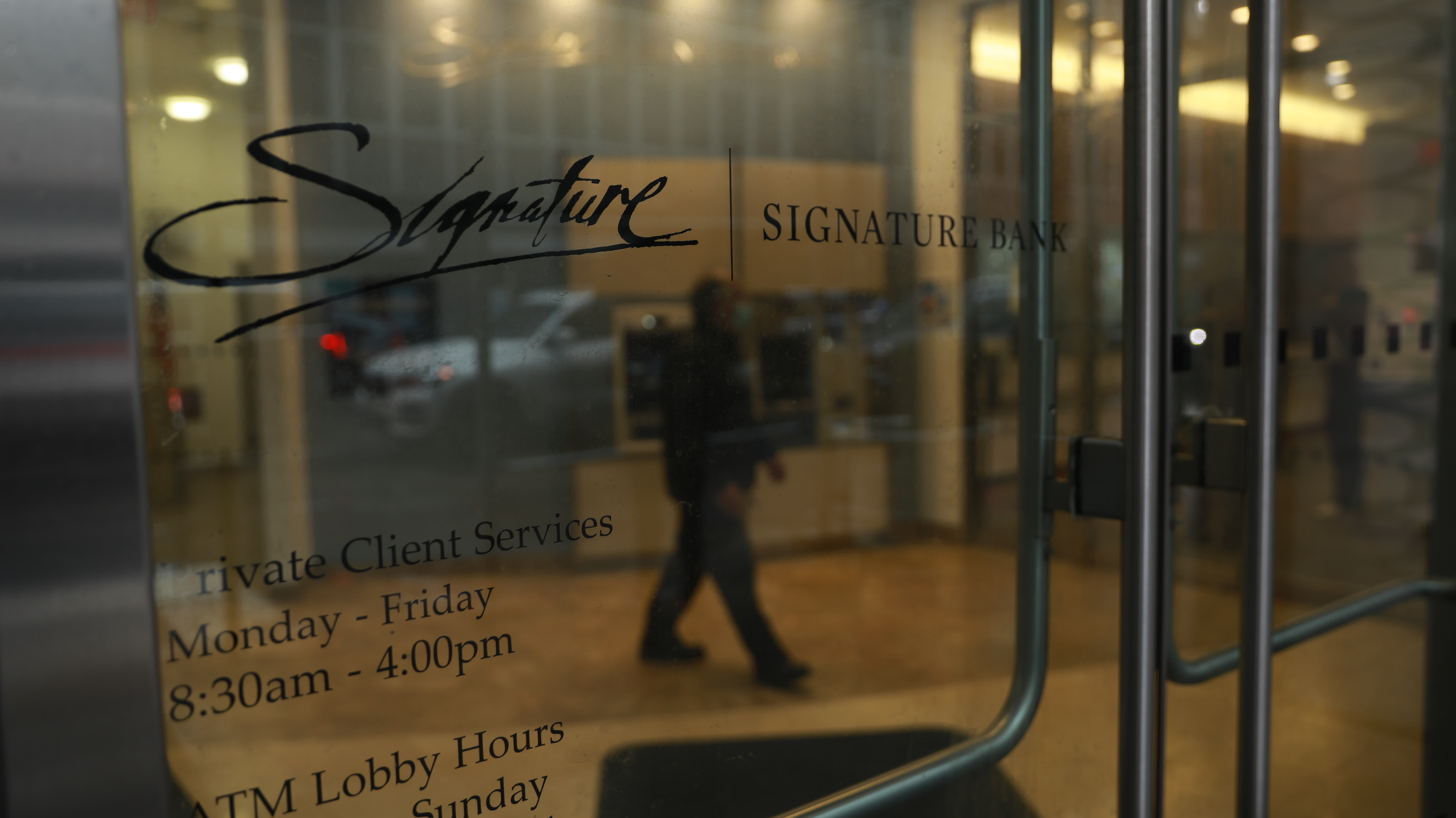 這是3月13日在美國紐約拍攝的一家簽名銀行的營業部。（新華社）