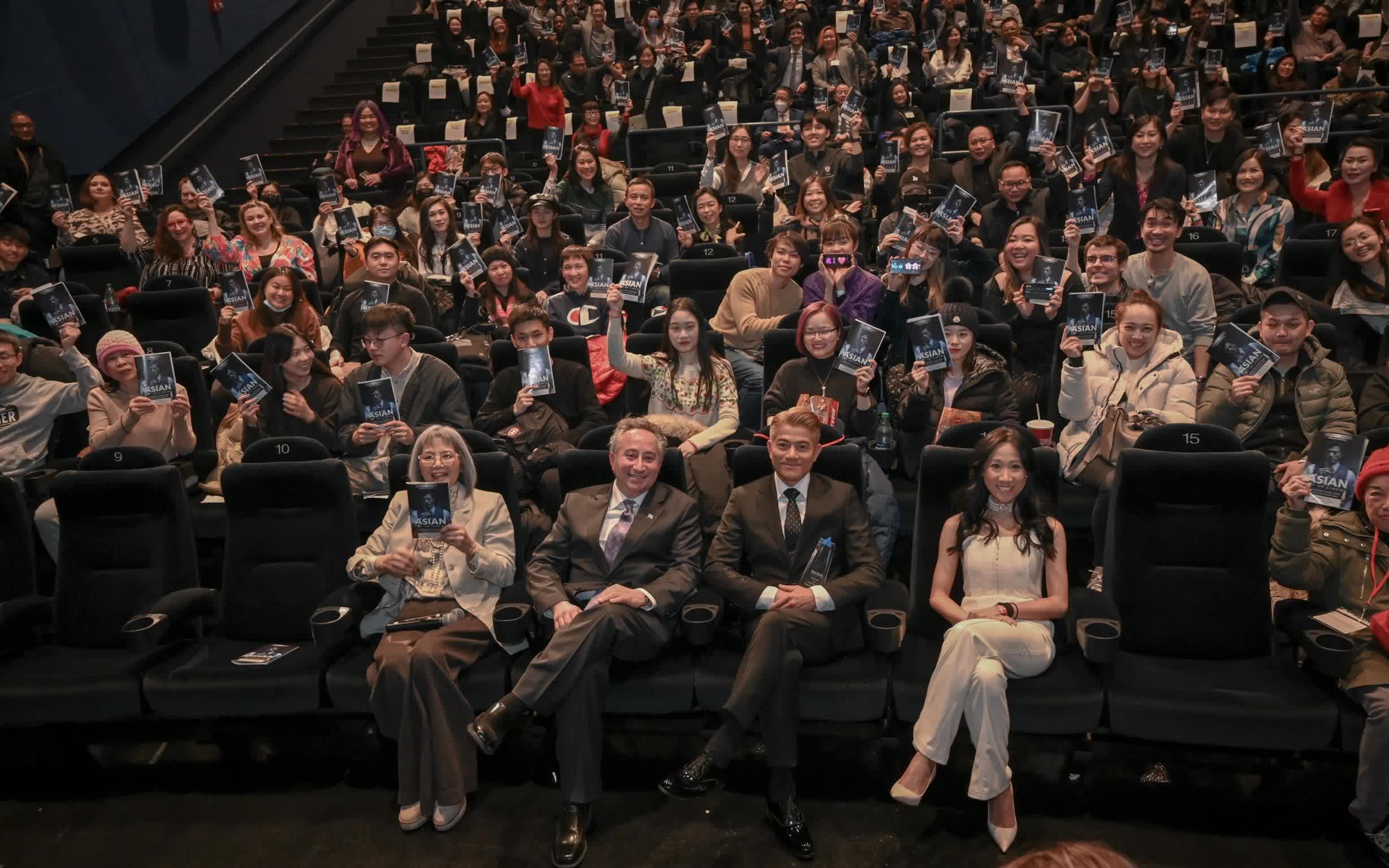 圖示郭富城與出席《風再起時》北美首映的觀眾合影。（政府新聞處）