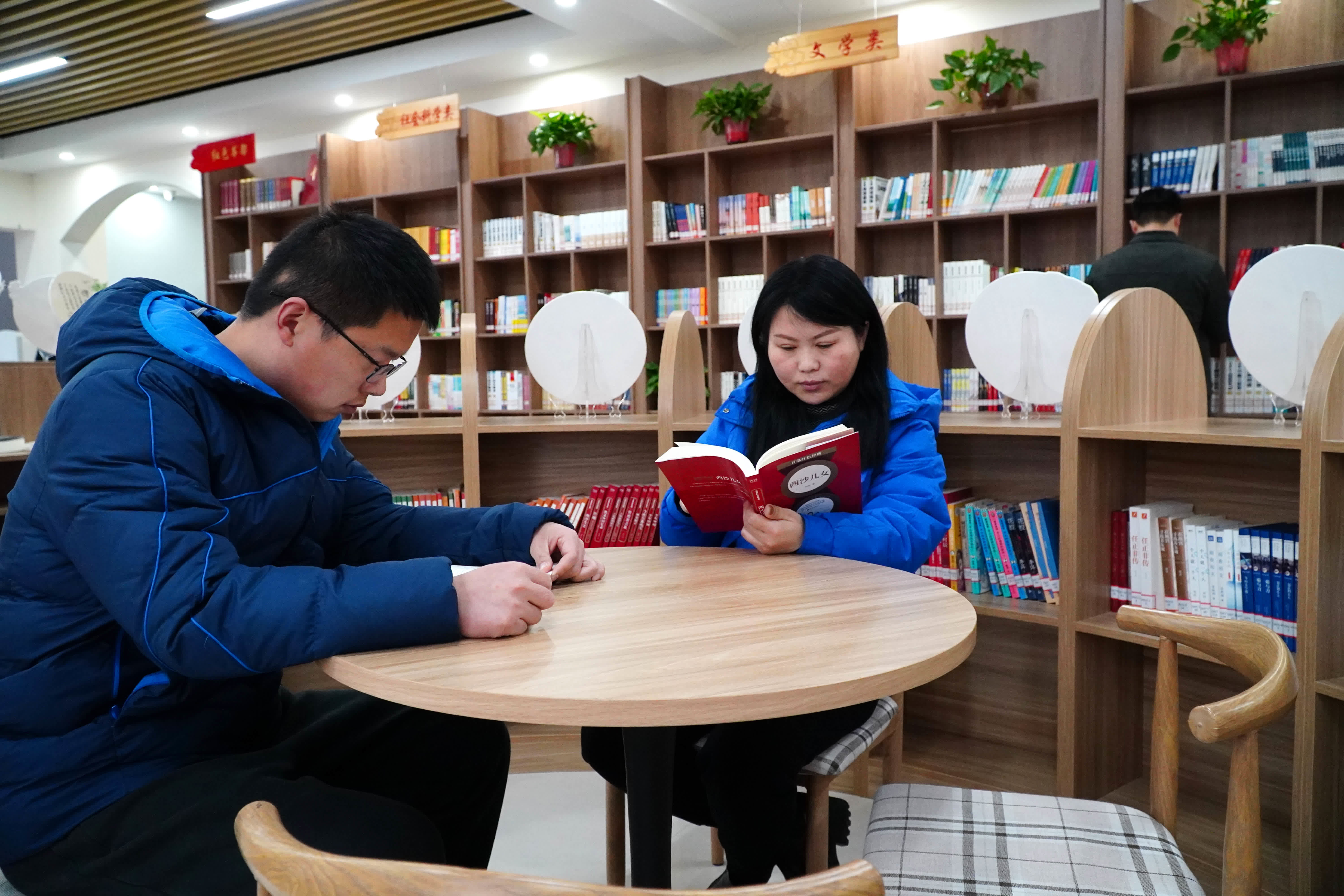 3月16日，在山東省菏澤魯西新區岳程街道，居民在「牡丹書房」裏閱讀書籍。（新華社）