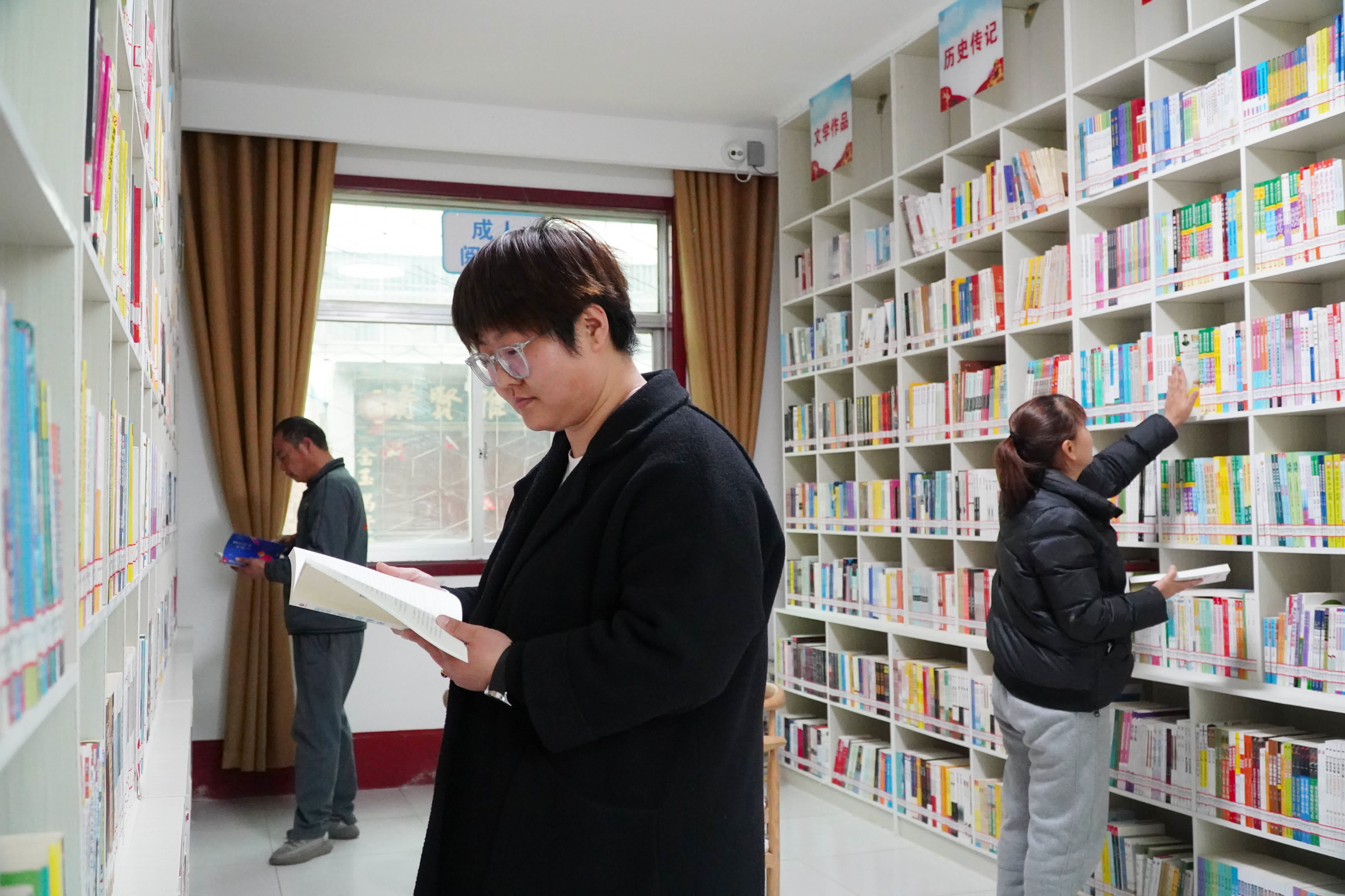3月16日，在山東省菏澤魯西新區陳集鎮，居民在「牡丹書房」裏閱讀圖書。（新華社）