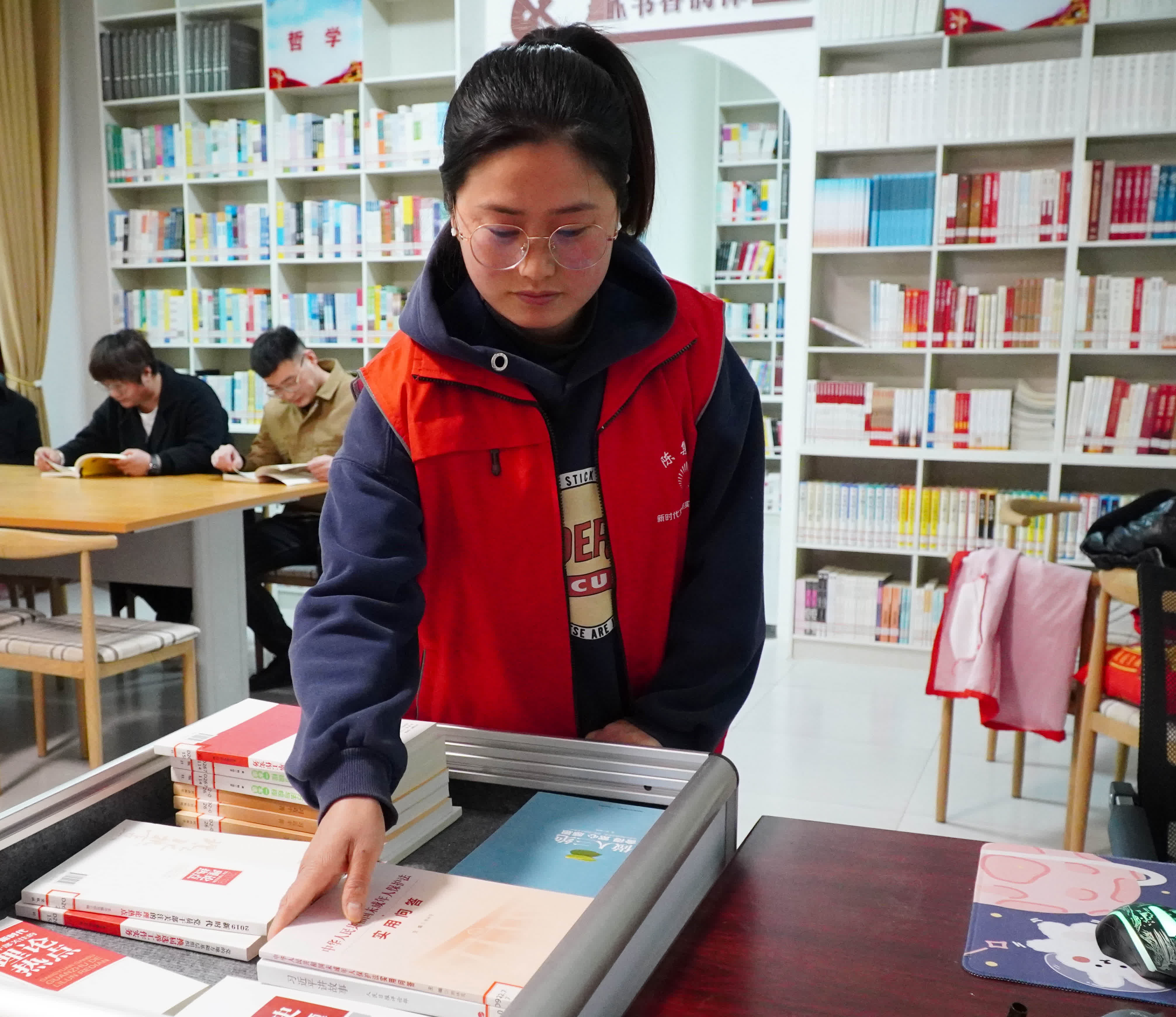  3月16日，在山東省菏澤魯西新區陳集鎮，「牡丹書房」裏的志願者在整理圖書。（新華社）