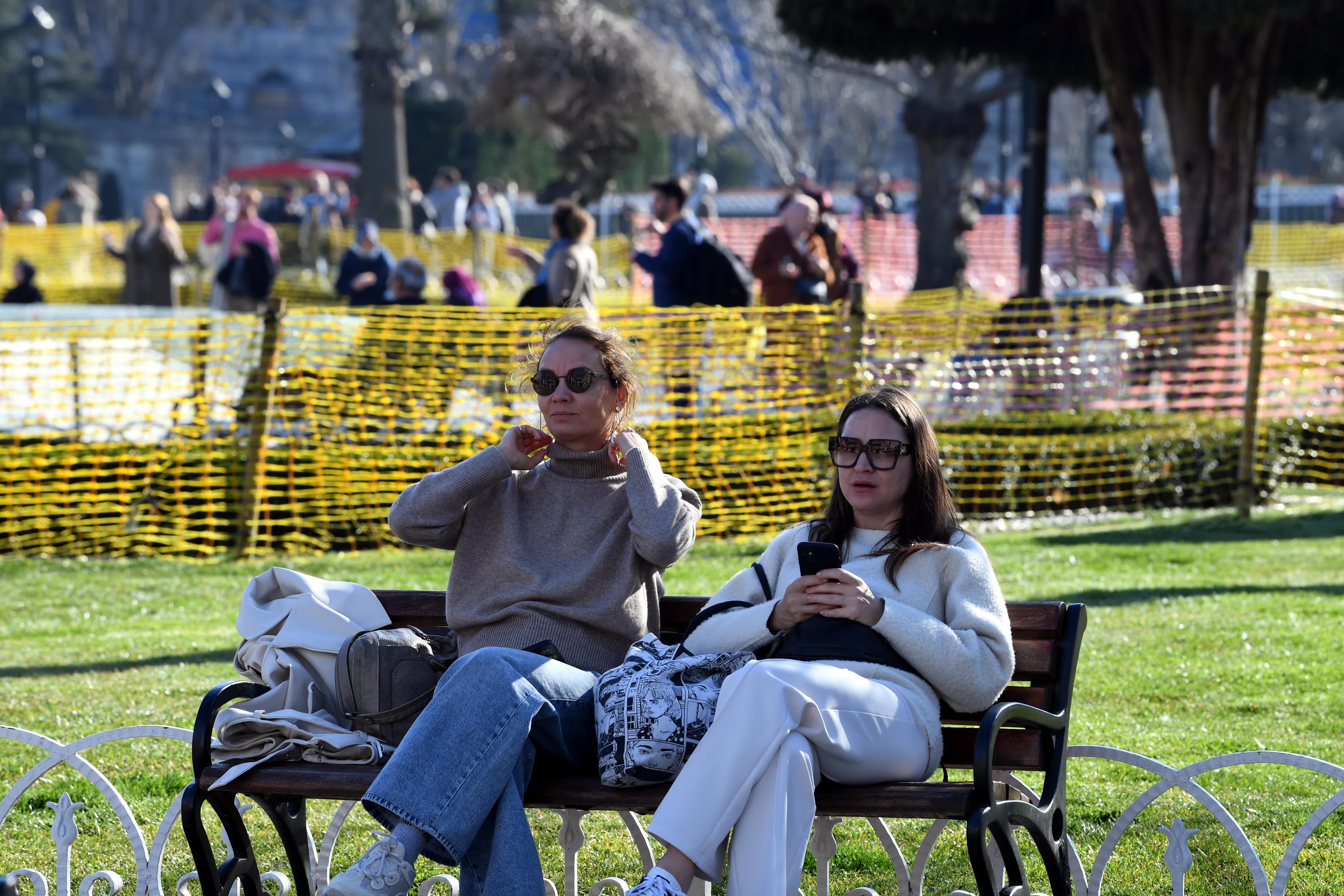  3月15日，兩名女士坐在土耳其伊斯坦布爾聖索菲亞大教堂附近的長椅上。（新華社）