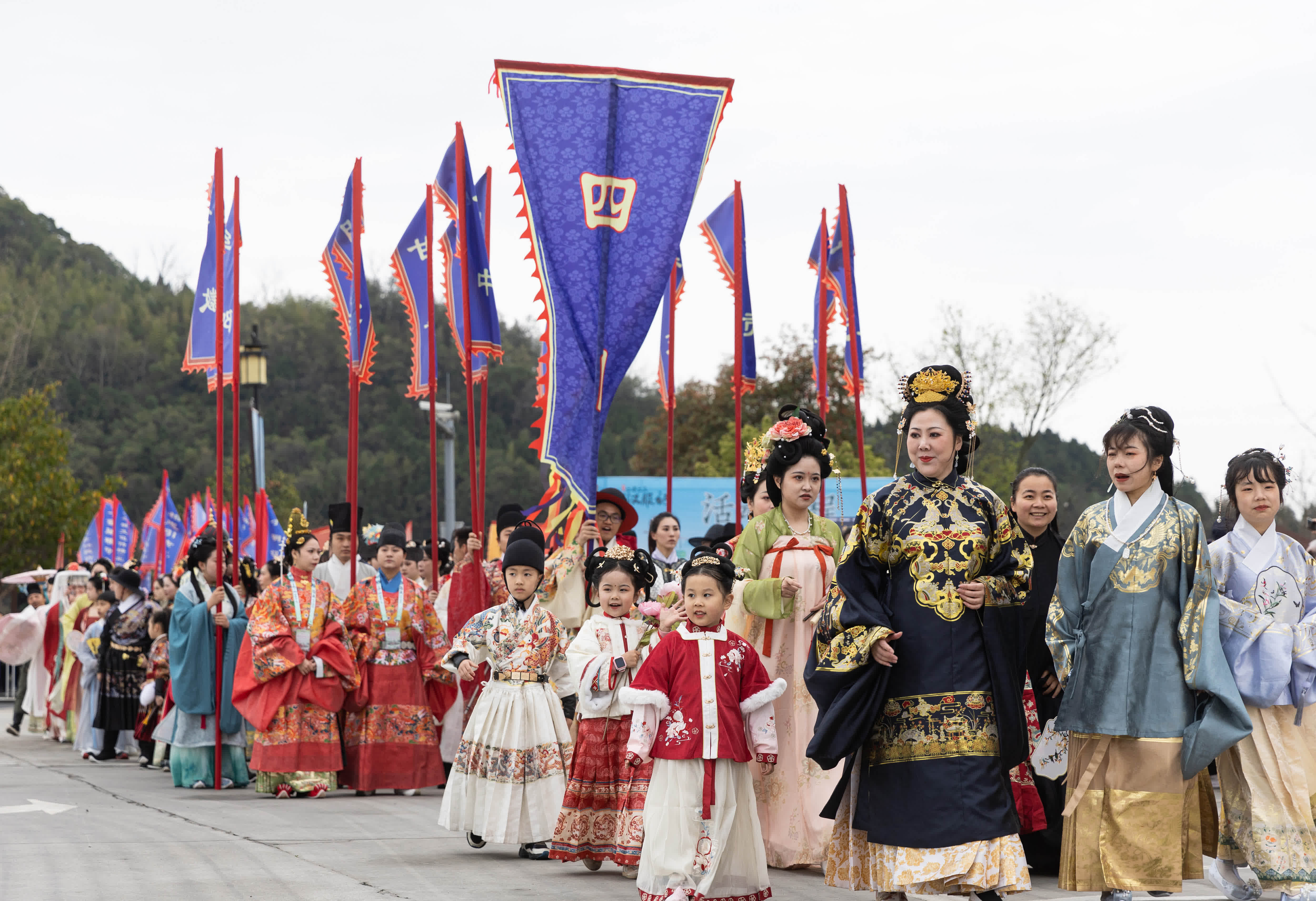 3月18日，在2023年中華民族服飾展演暨閬中漢服紀開幕式上，漢服愛好者列隊巡遊閬中古城。
