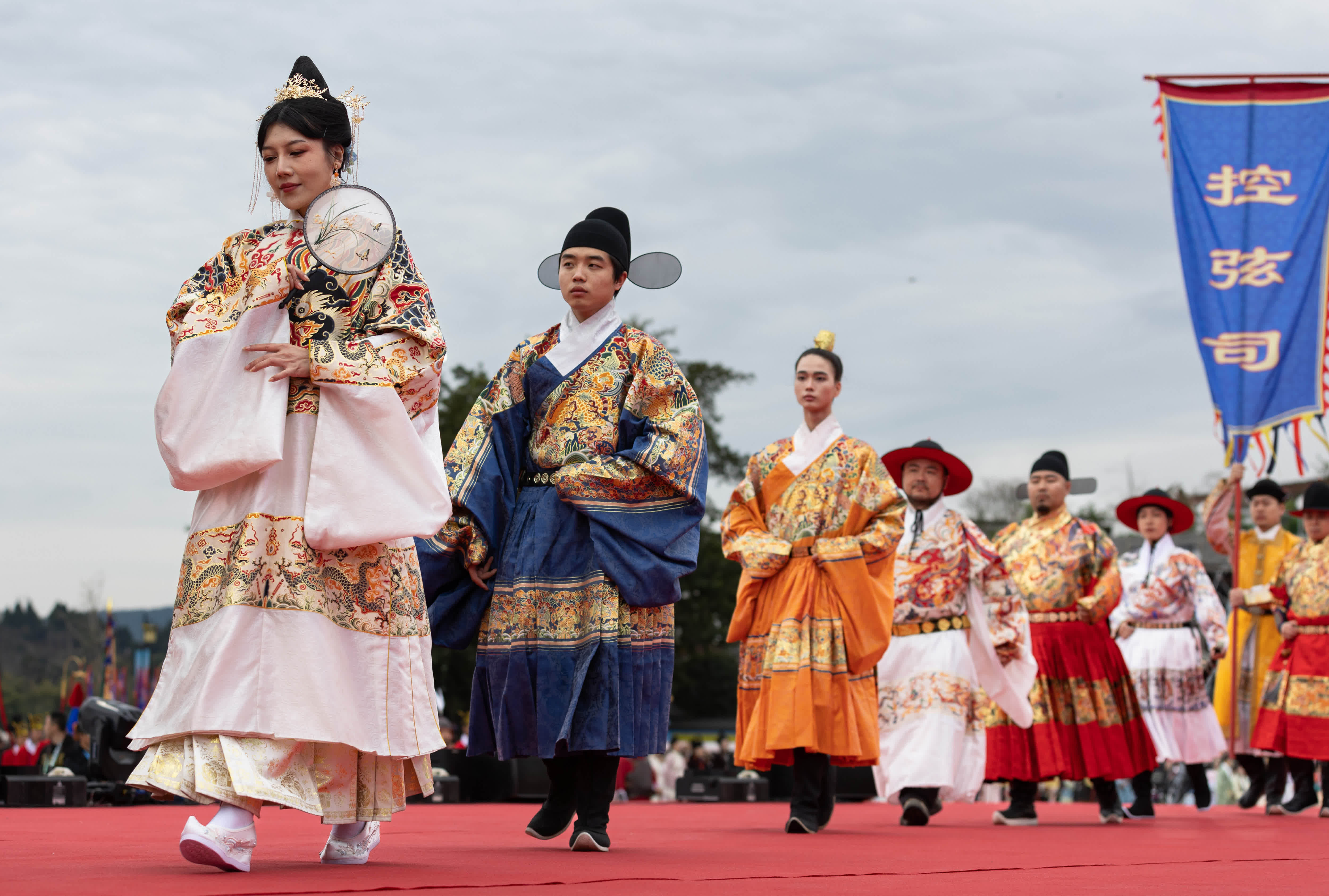 3月18日，在2023年中華民族服飾展演暨閬中漢服紀開幕式上，漢服愛好者展示漢服服飾。
