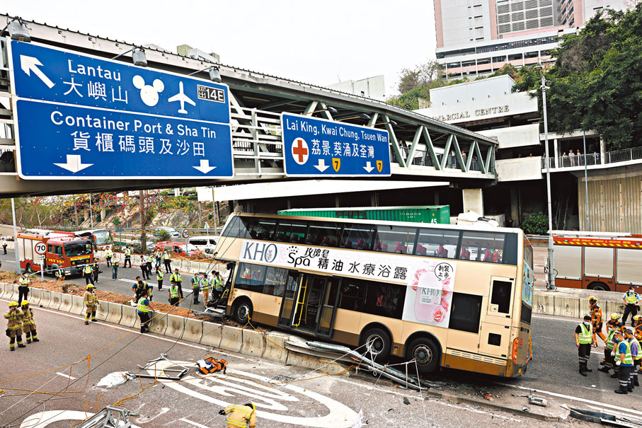 雙層巴撼壆傾側 47人受傷送院 上層乘客被困1小時 車長涉危駕被捕 - 香港 - 香港文匯網