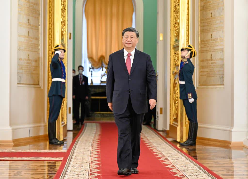 在雄壯激昂的迎賓曲中，習近平主席和普京總統分別從喬治大廳兩側沿紅地毯闊步走入大廳中央。（新華社）