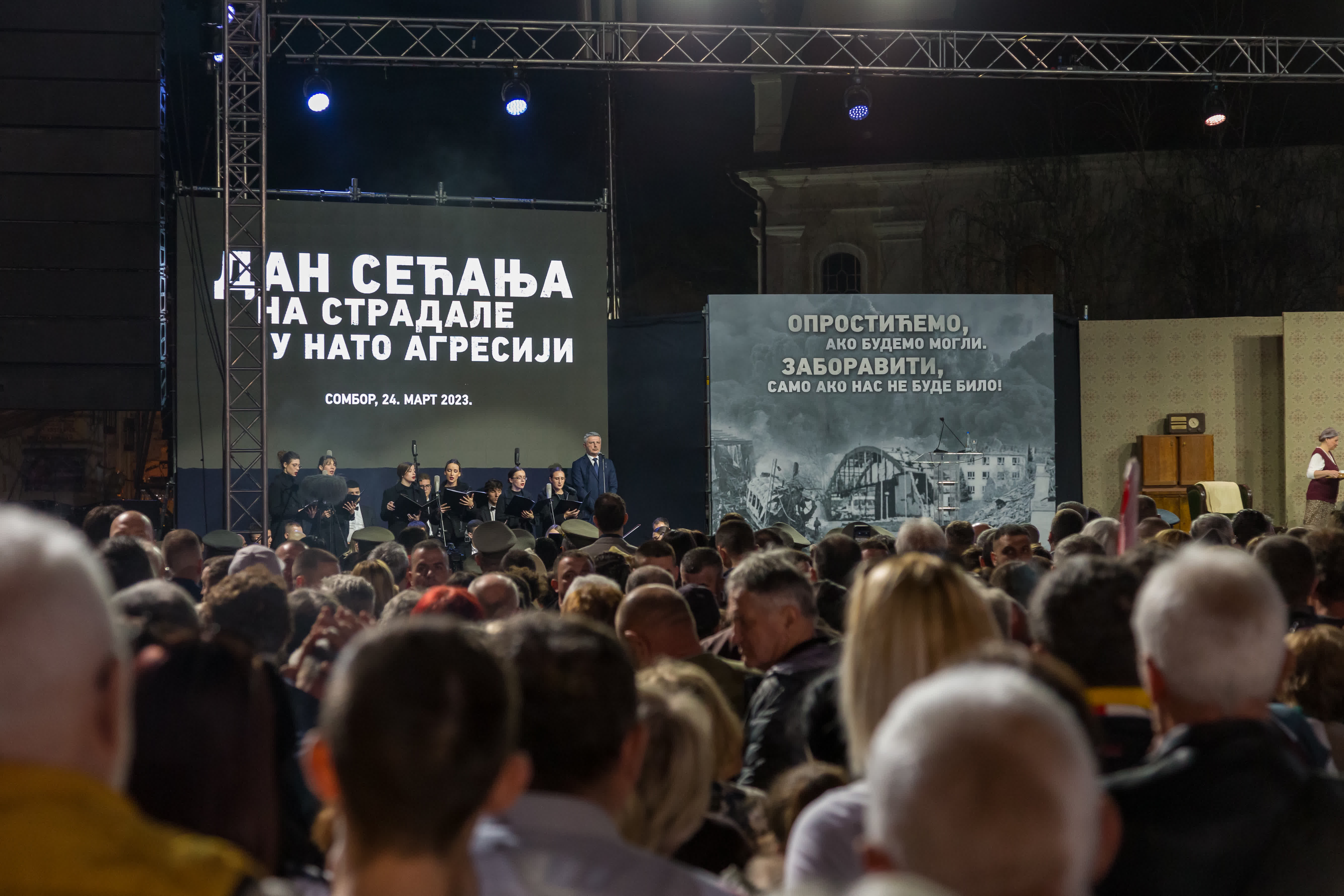 3月24日，在塞爾維亞北部城市松博爾，人們參加悼念北約轟炸南聯盟遇難者儀式。（新華社）
