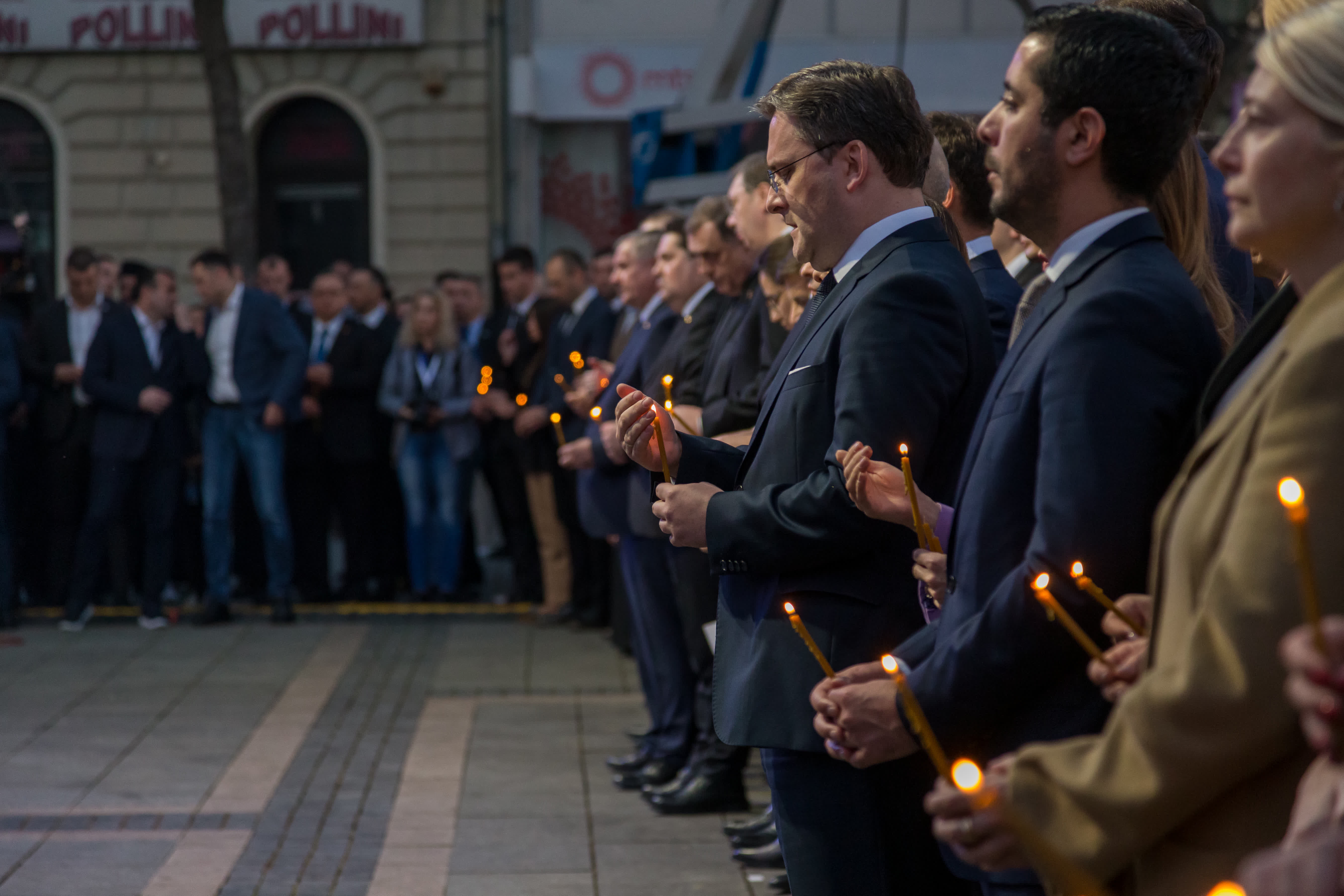 3月24日，在塞爾維亞北部城市松博爾，塞爾維亞政府官員出席悼念北約轟炸南聯盟遇難者儀式。（新華社）