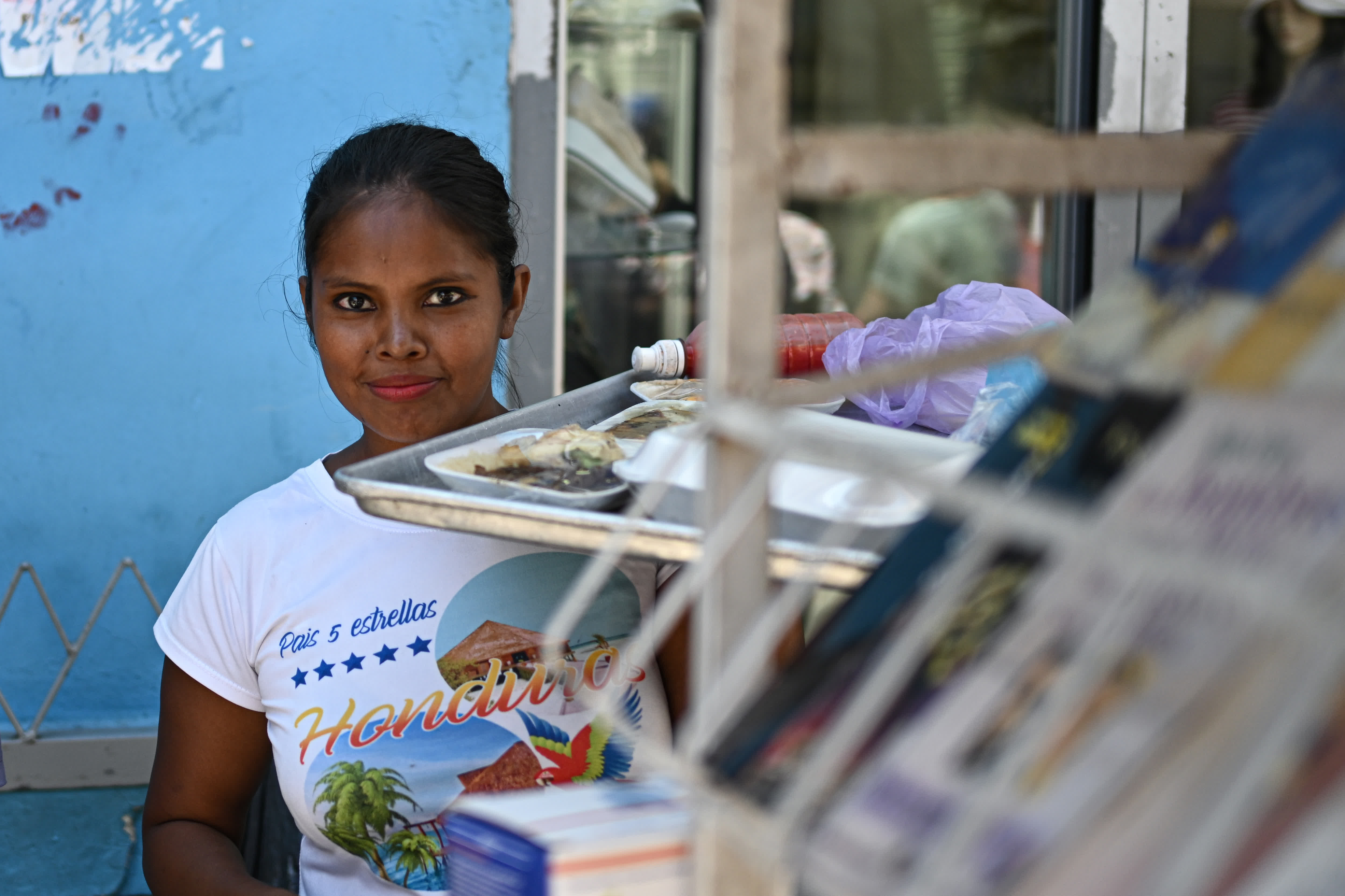 3月26日，一名女子在洪都拉斯首都特古西加爾巴的一處街道上售賣小吃。（新華社）