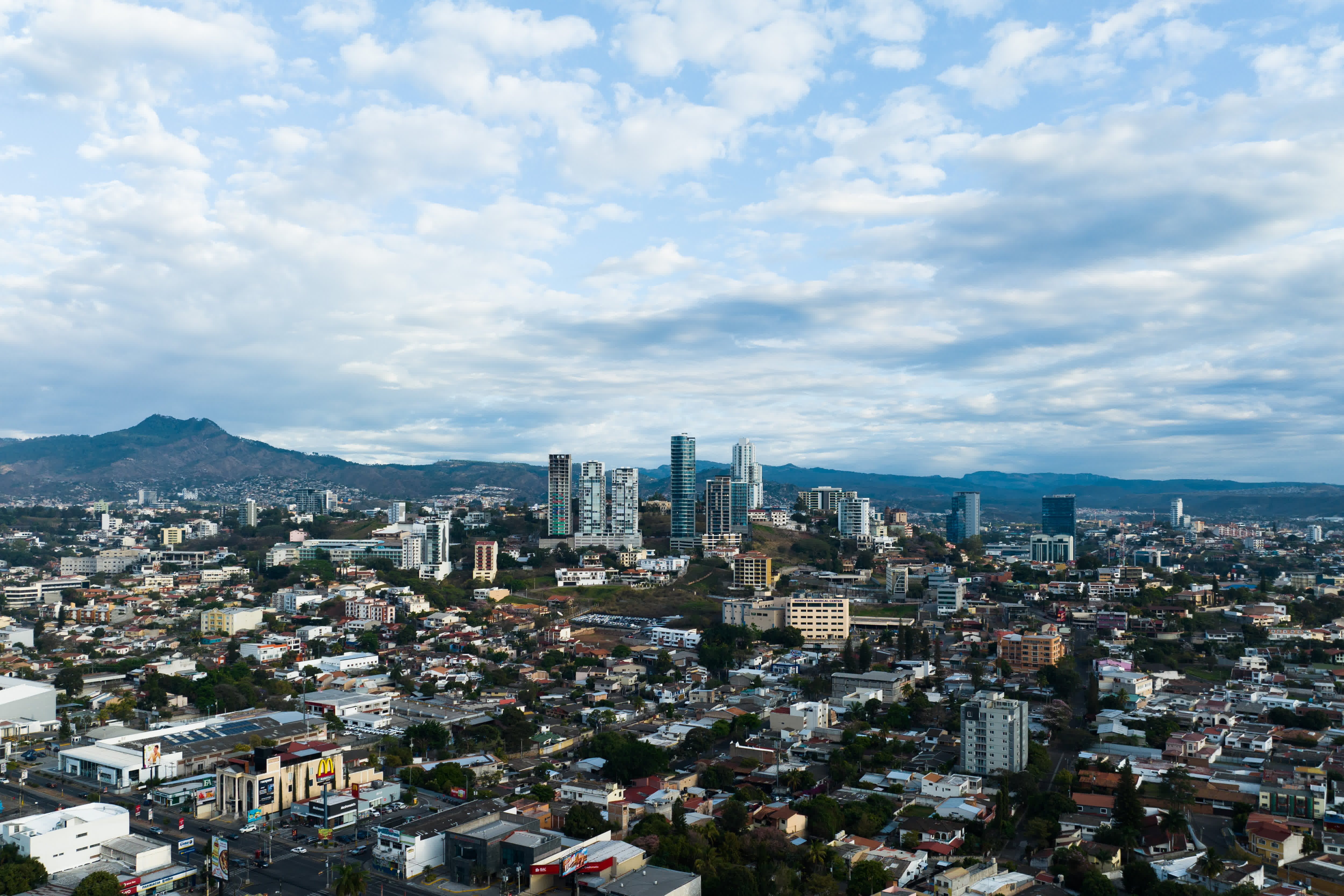 這是3月26日拍攝的洪都拉斯首都特古西加爾巴城市風貌（無人機照片）。（新華社）