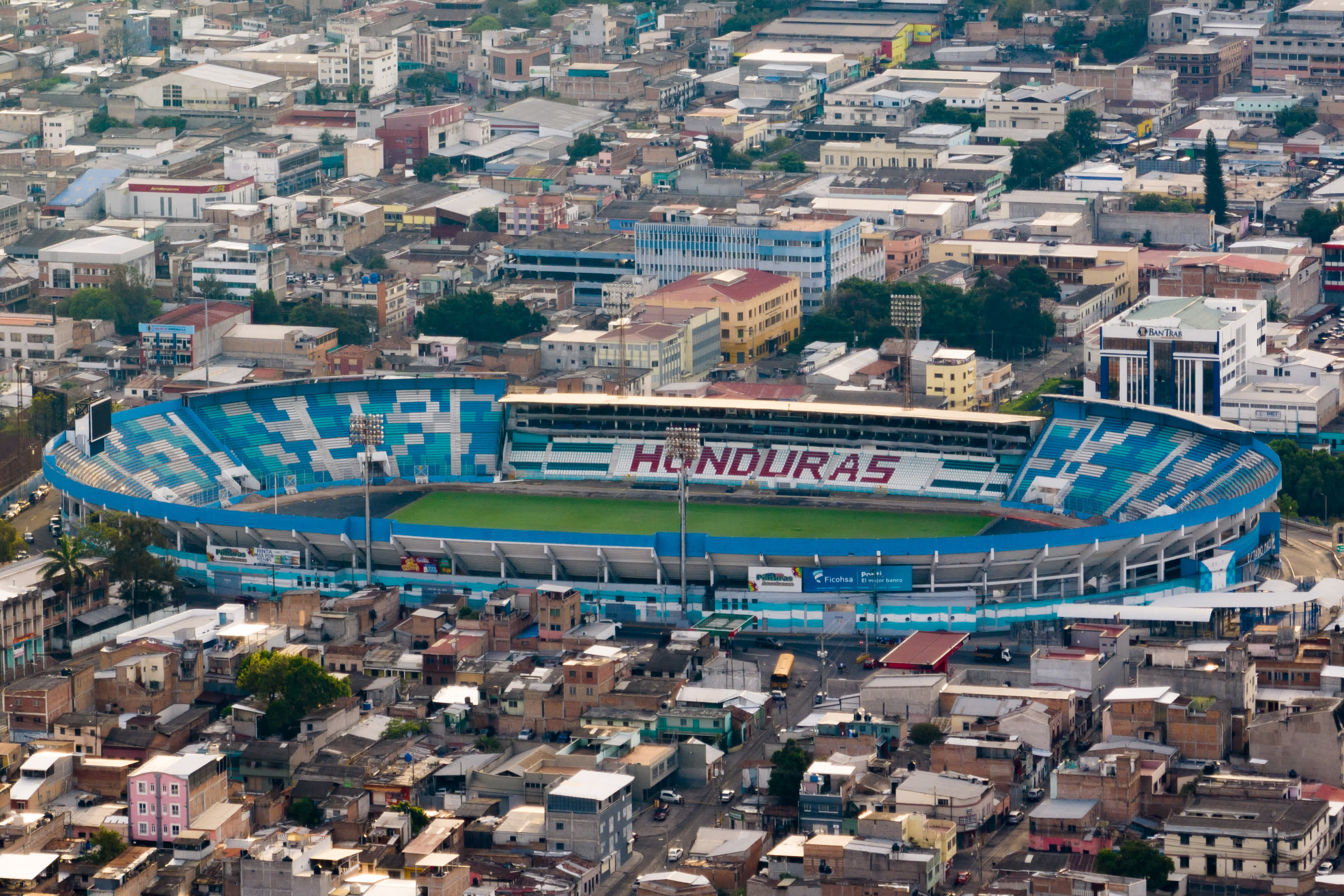 這是3月26日在洪都拉斯首都特古西加爾巴拍攝的國家體育場（無人機照片）。（新華社）