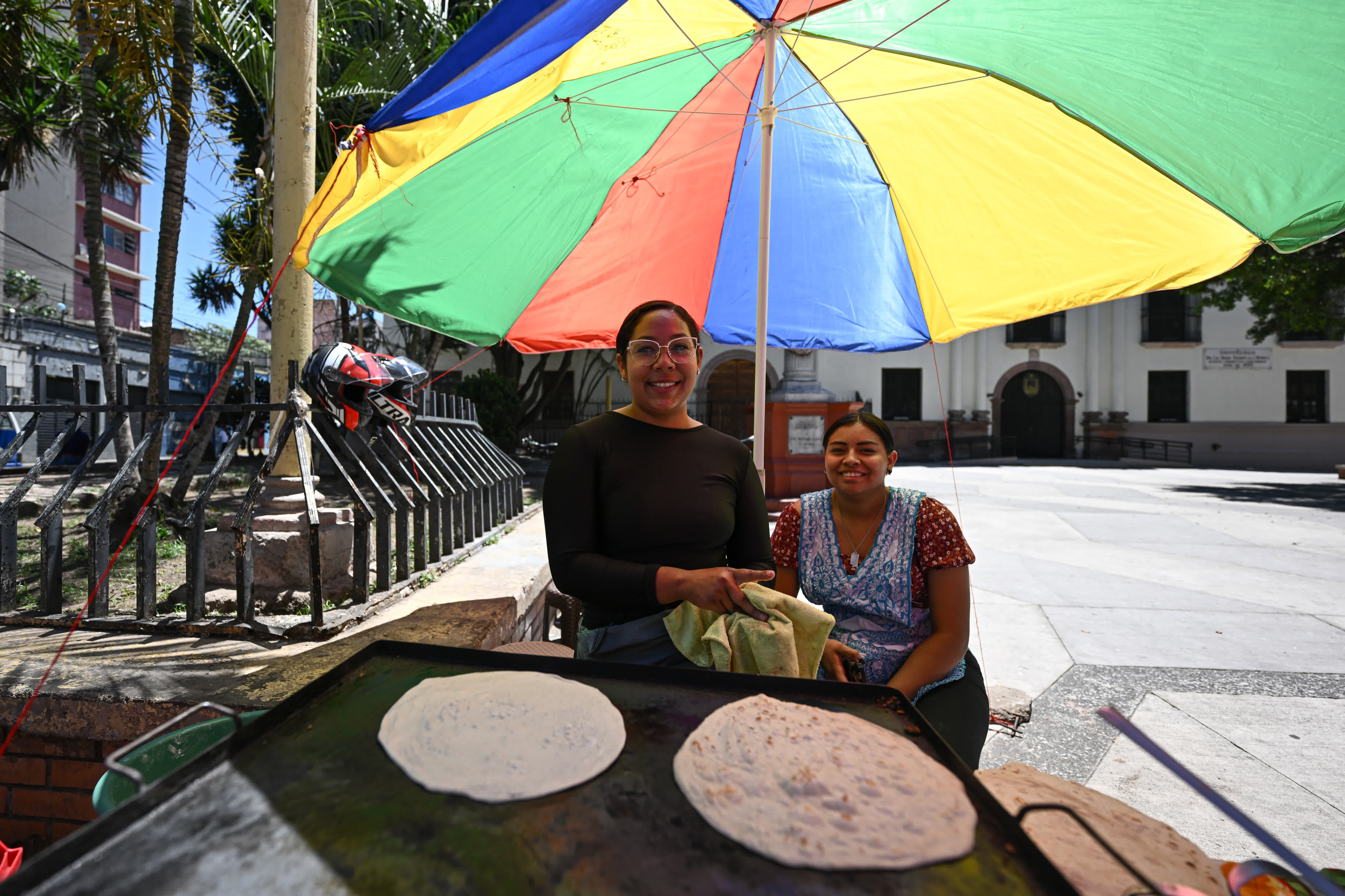 3月26日，在洪都拉斯首都特古西加爾巴，兩名女子製作當地特色的「巴萊達餅」。（新華社）