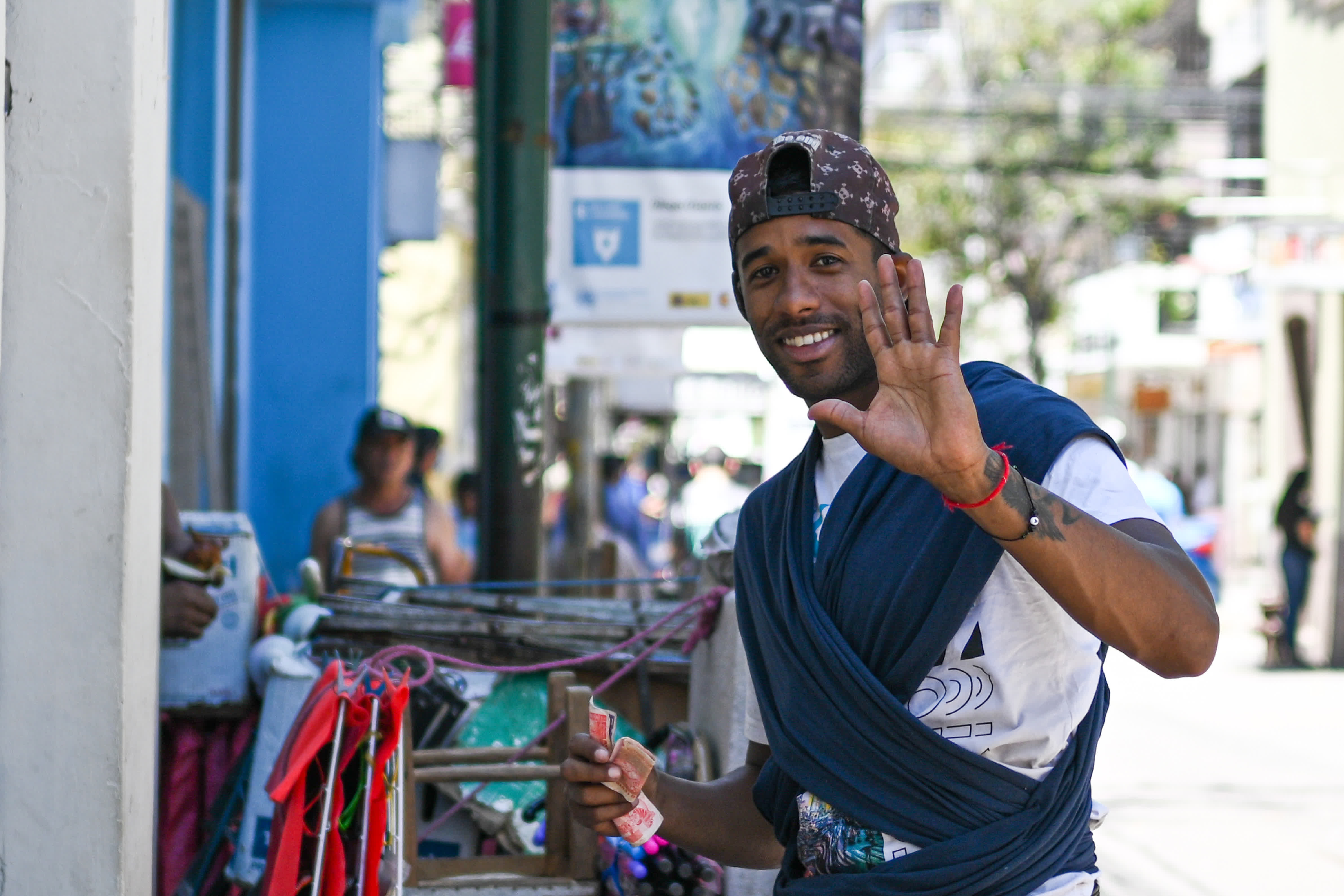 3月26日，一名男子在洪都拉斯首都特古西加爾巴一處街道上面對鏡頭揮手致意。（新華社）