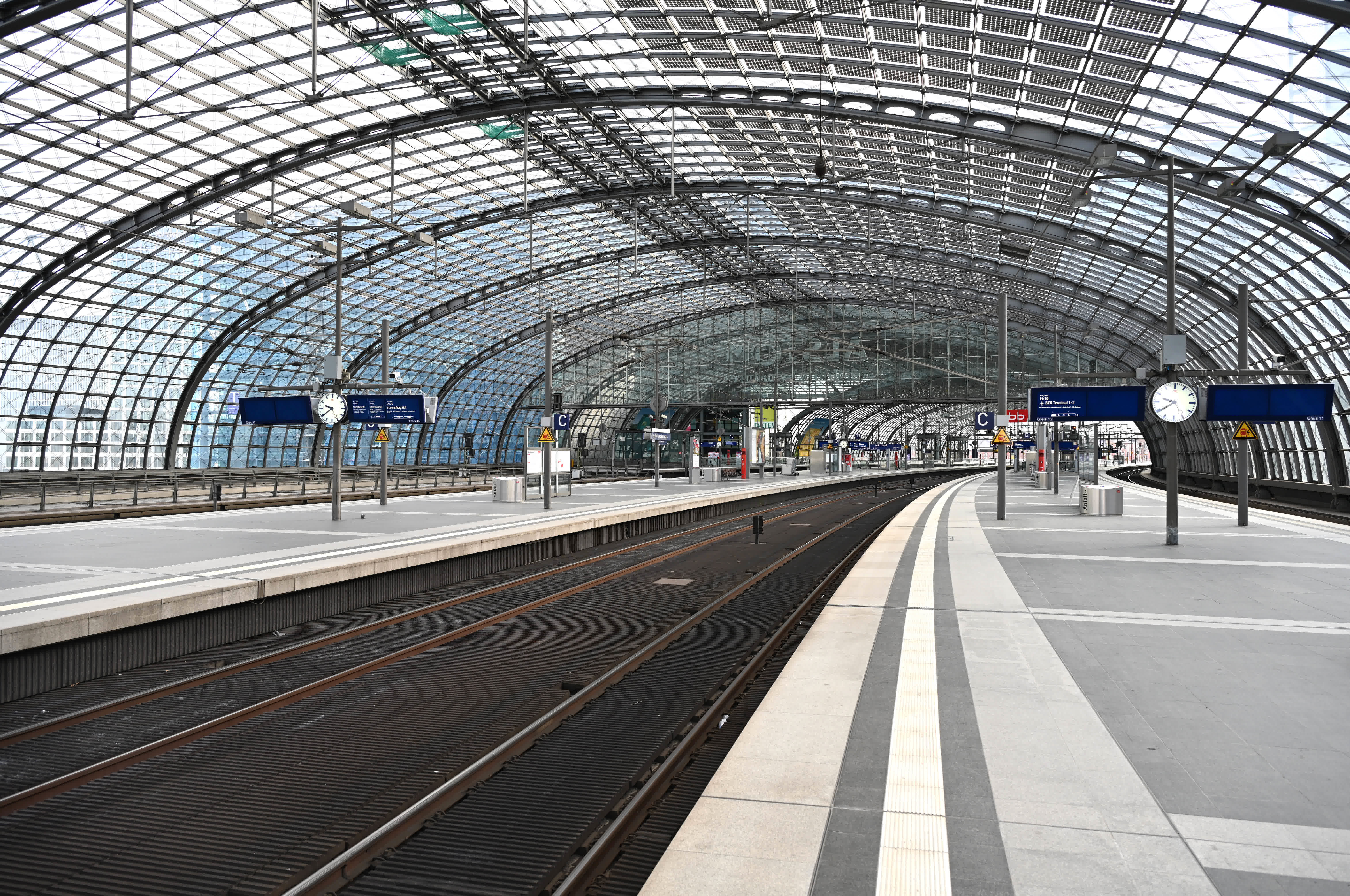 這是3月27日拍攝的德國柏林主火車站空曠的站台。