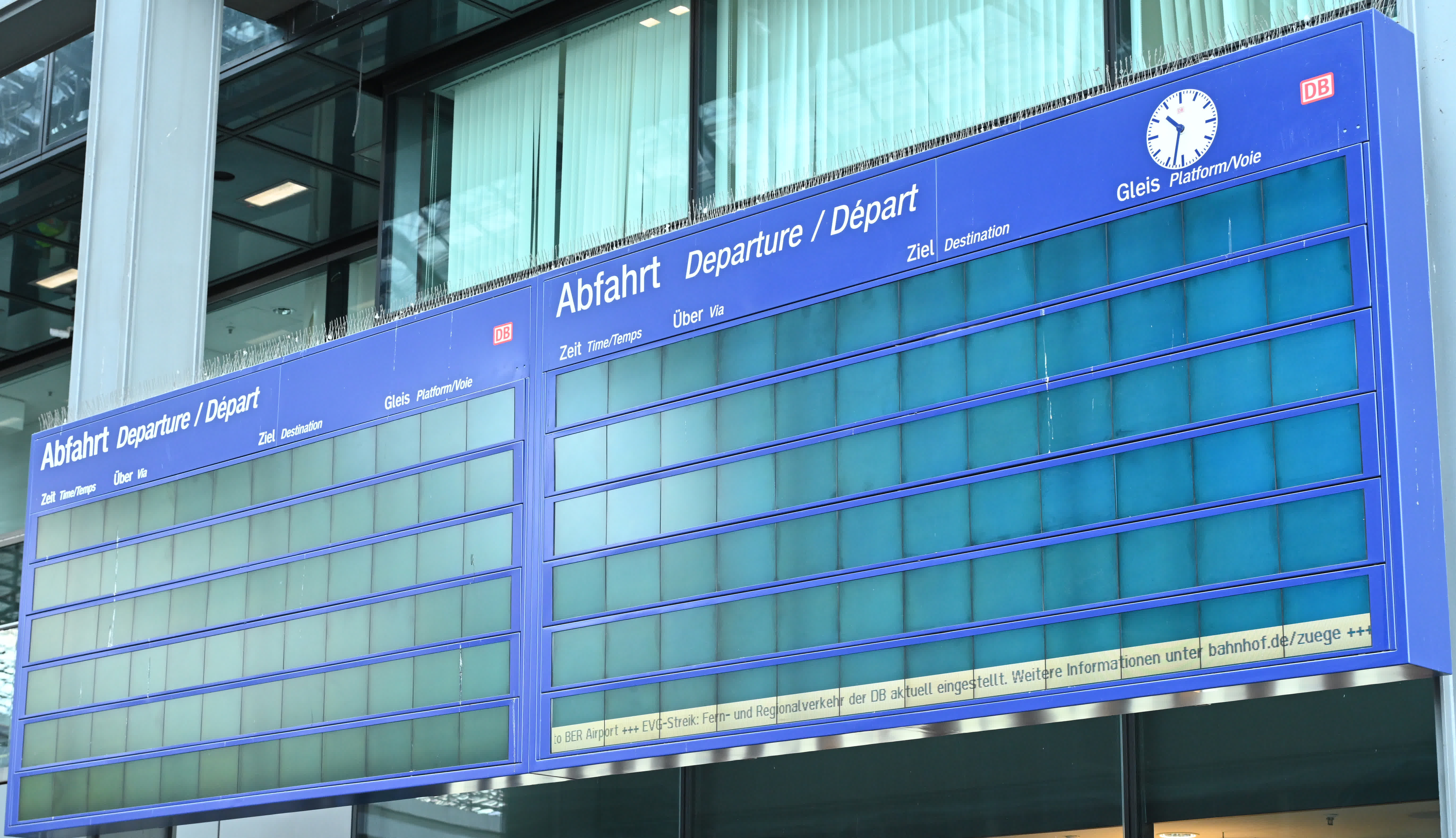3月27日，在德國柏林主火車站，顯示列車信息的屏幕空空如也。