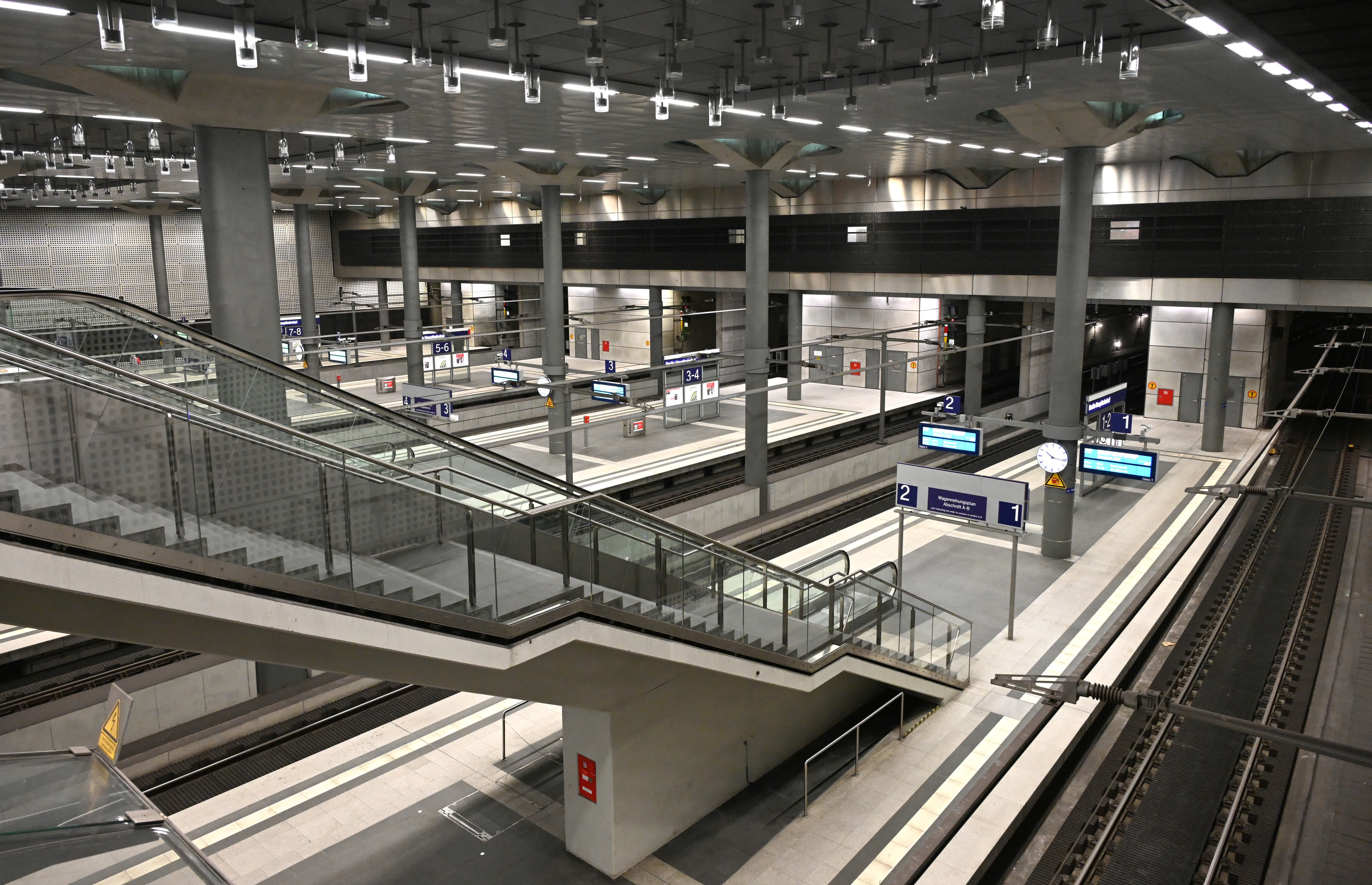 這是3月27日拍攝的德國柏林主火車站空曠的站台。