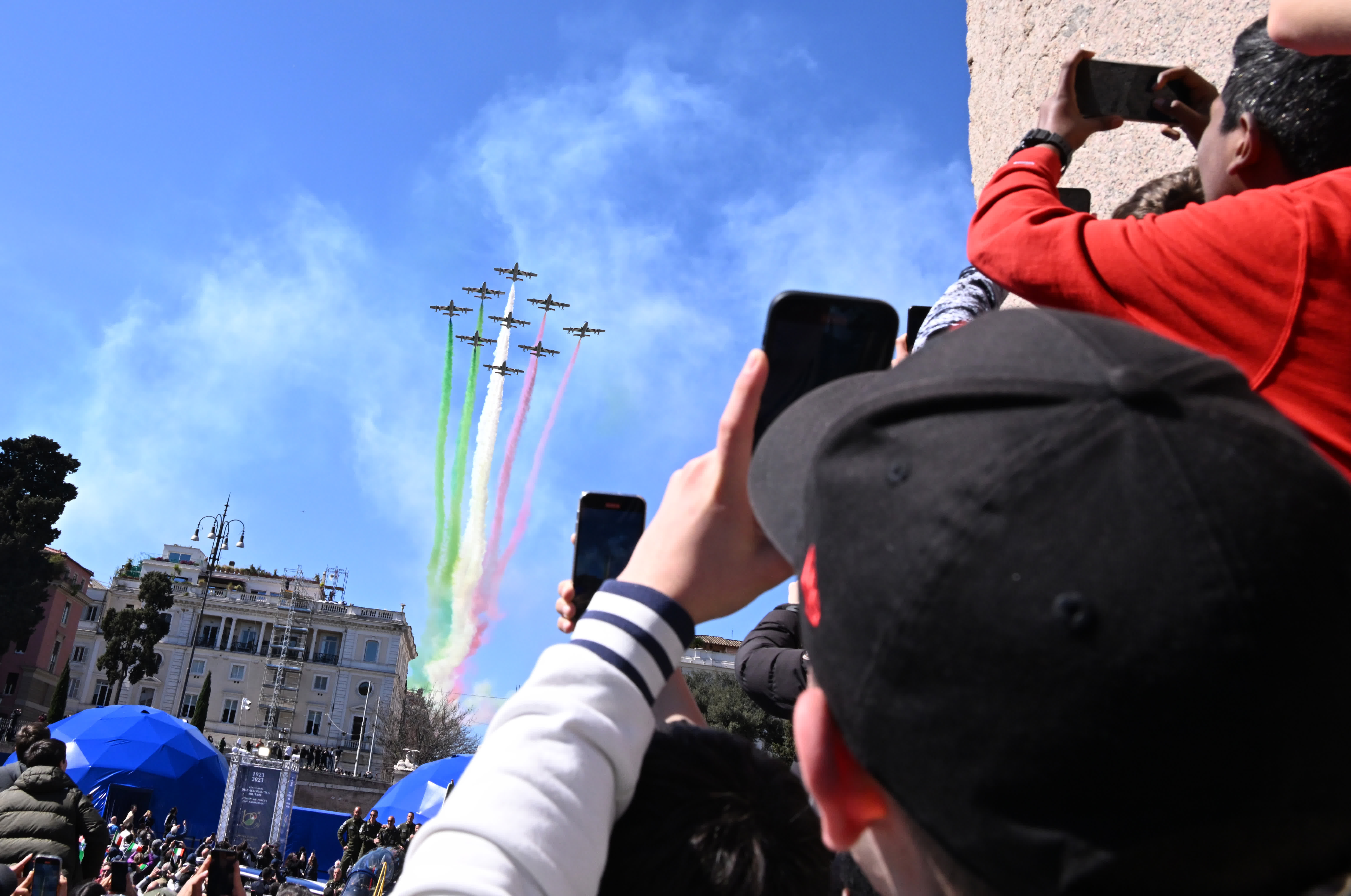 3月28日，意大利「三色箭」飛行表演隊在羅馬進行飛行表演。（新華社）