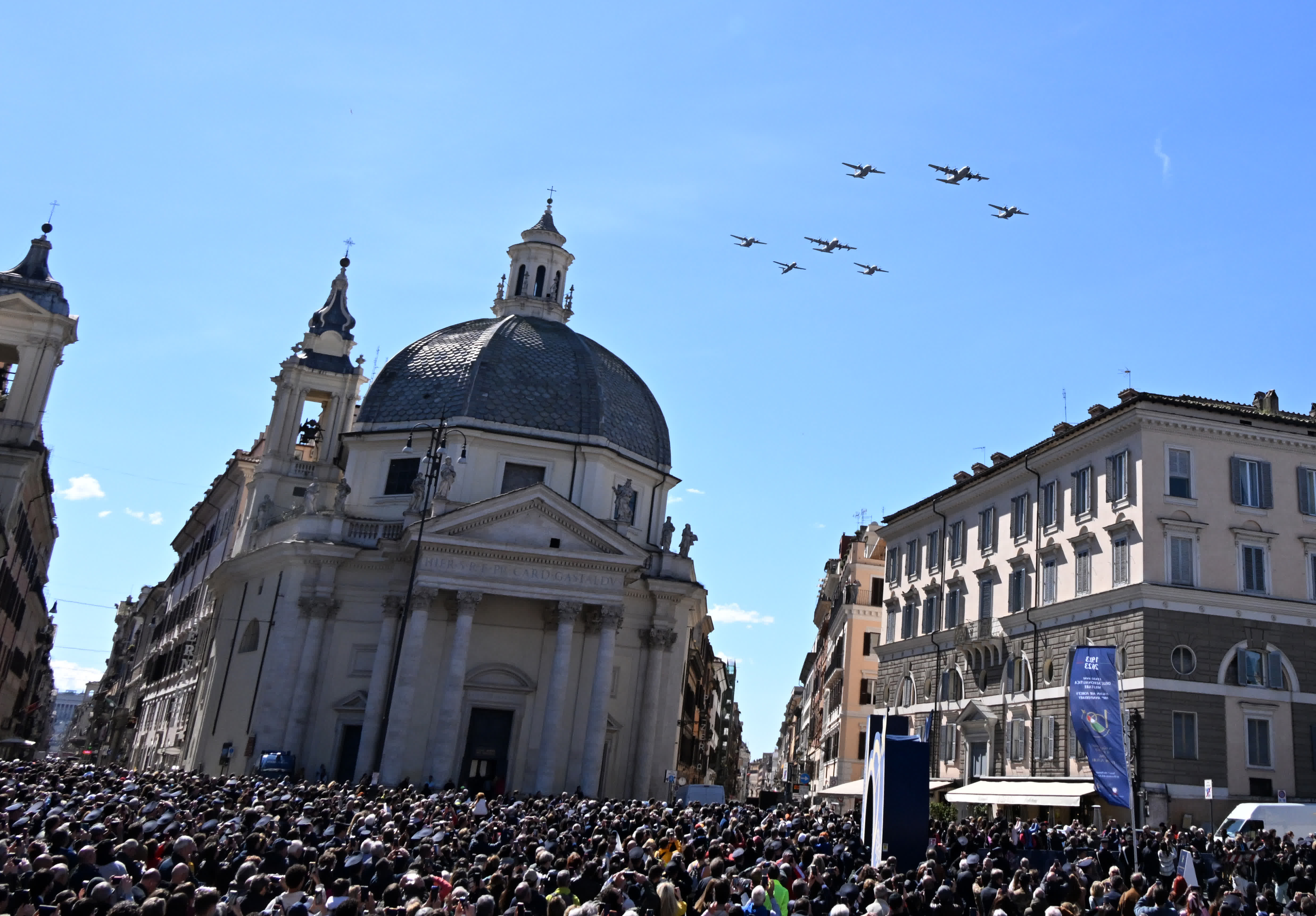 3月28日，意大利空軍飛機編隊從羅馬人民廣場上空飛過。（新華社）