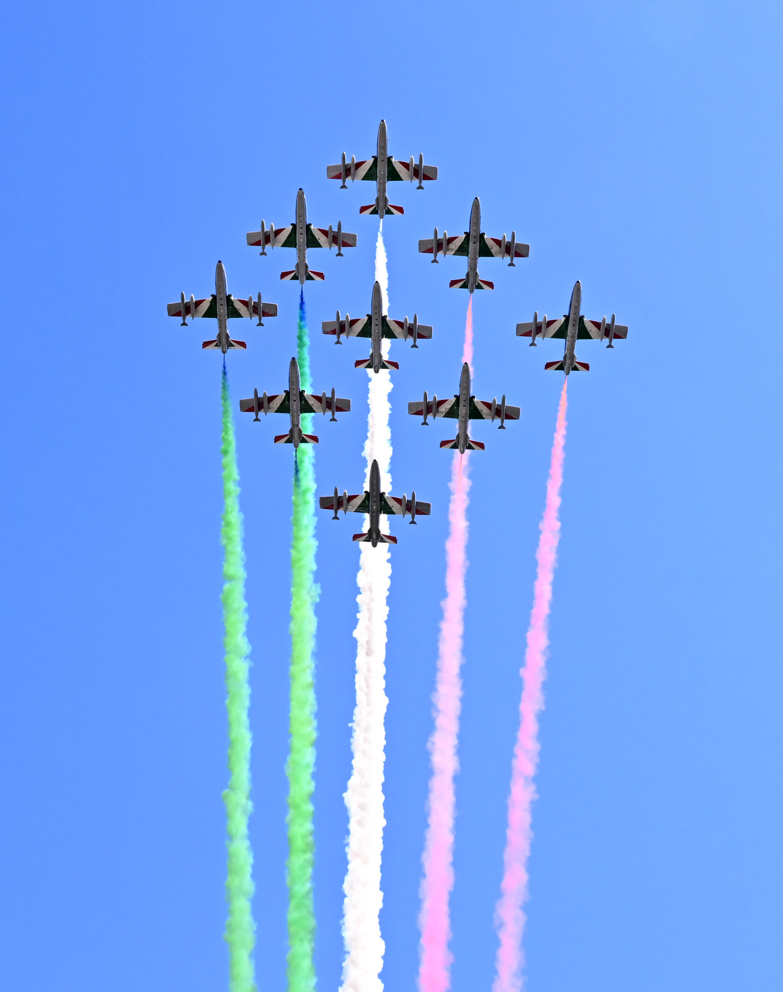 3月28日，意大利「三色箭」飛行表演隊在羅馬進行飛行表演。（新華社）