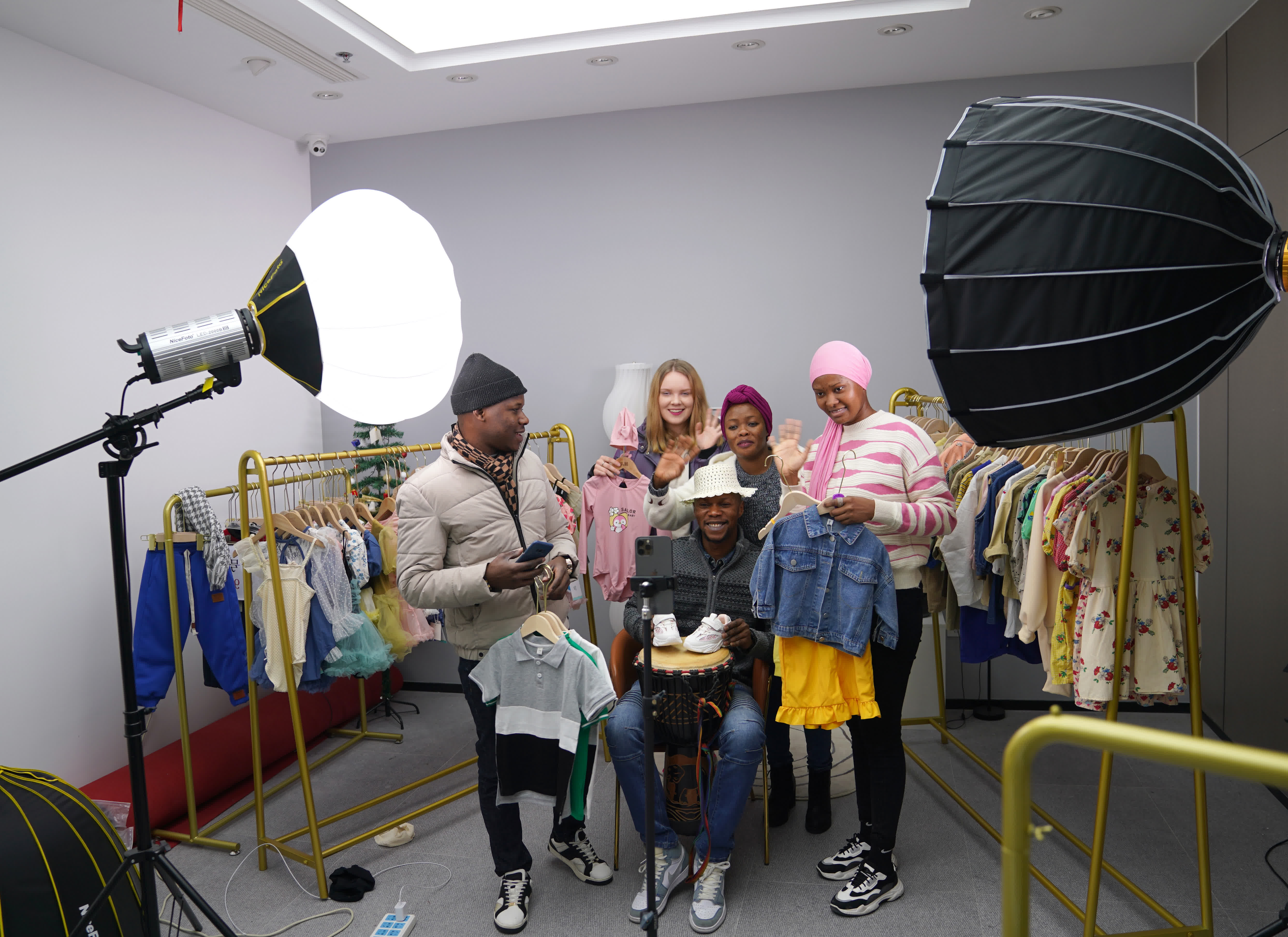 3月30日，織里鎮一家童裝企業的「洋主播」團隊在直播間推介童裝。