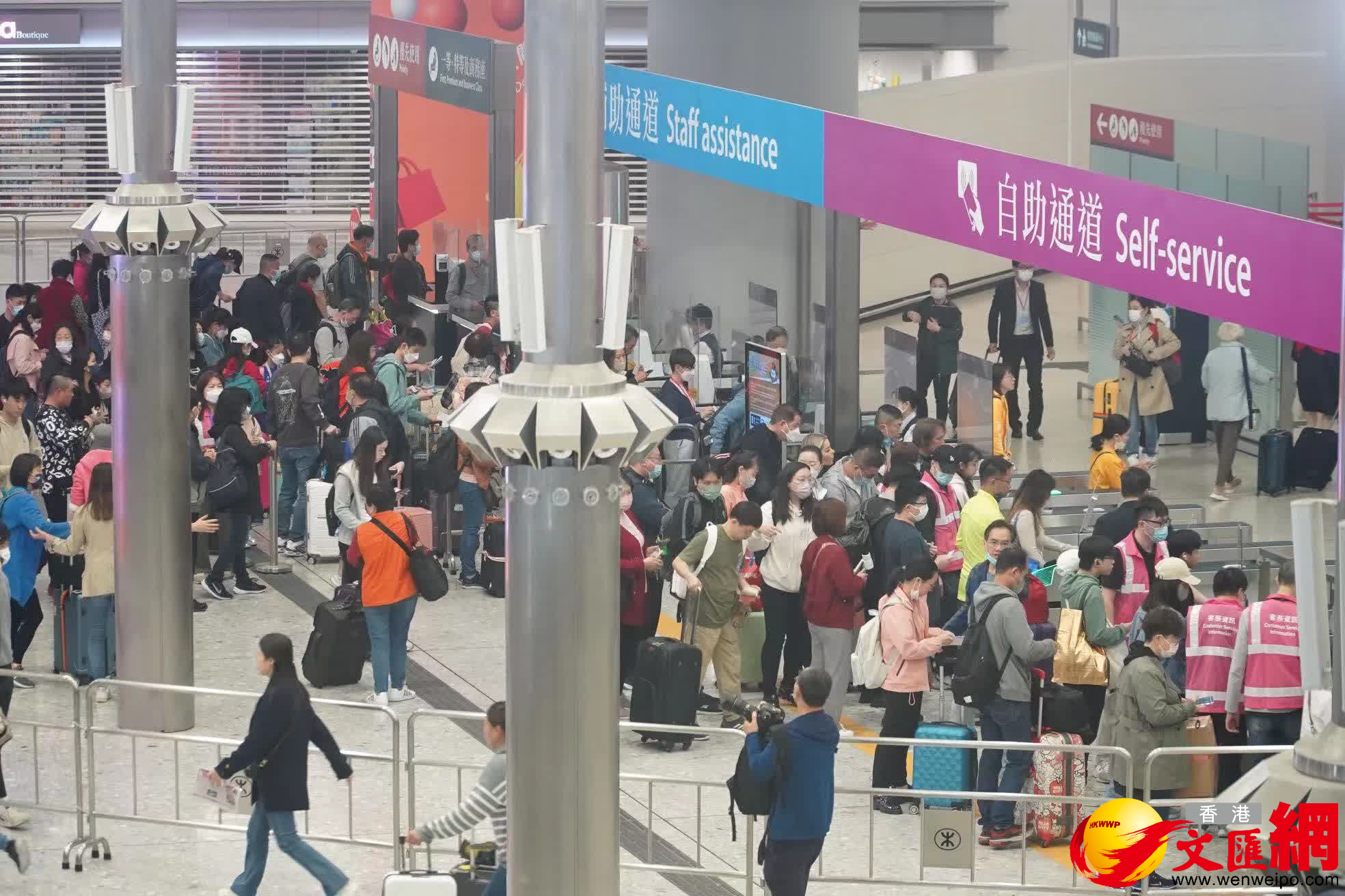 西九龍高鐵站乘客排隊進站。（大公文匯全媒體記者麥鈞傑攝）