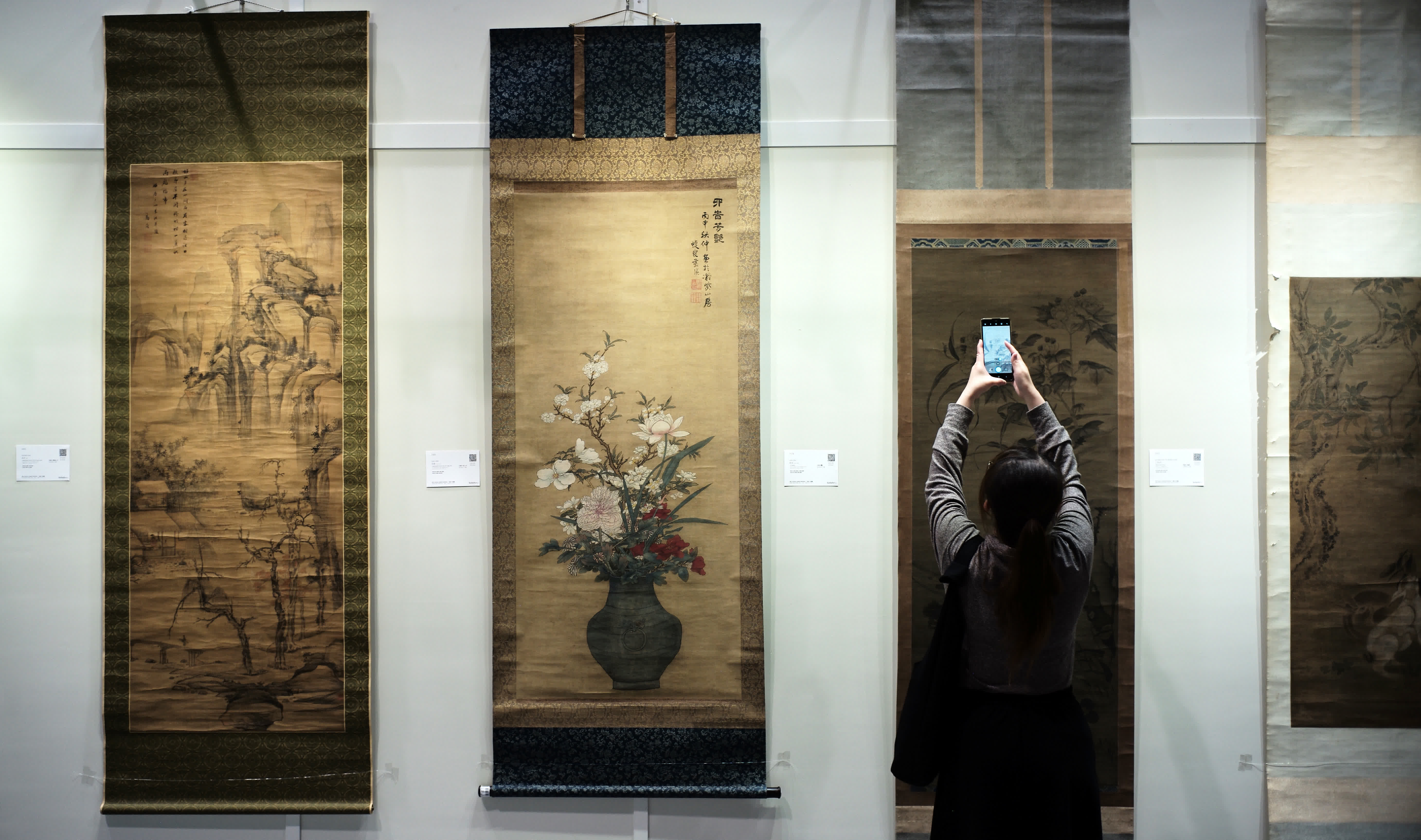 4月1日，一名參觀者在香港會議展覽中心舉行的蘇富比2023年春拍展覽現場拍攝。（新華社）