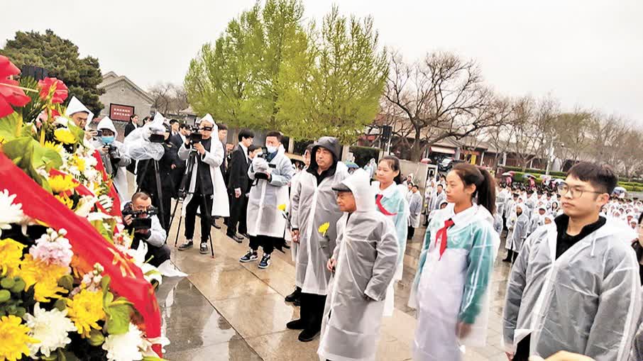 清明前夕祭英烈 參與港生:祭台幾步是歷史前進和人生之路 - 神州 - 香港文匯網