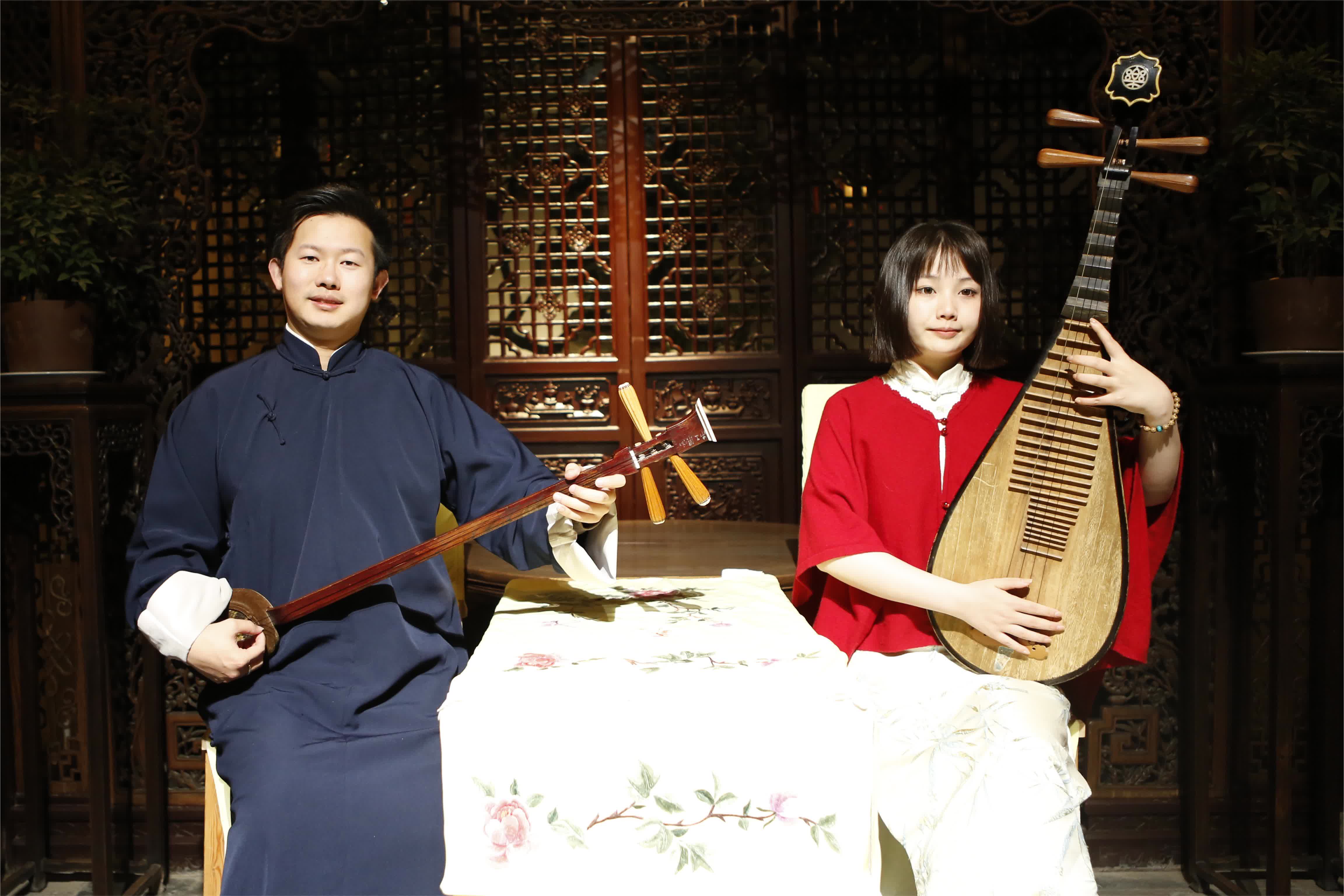 4月5日，演員在蘇州網師園內表演評彈。（新華社）