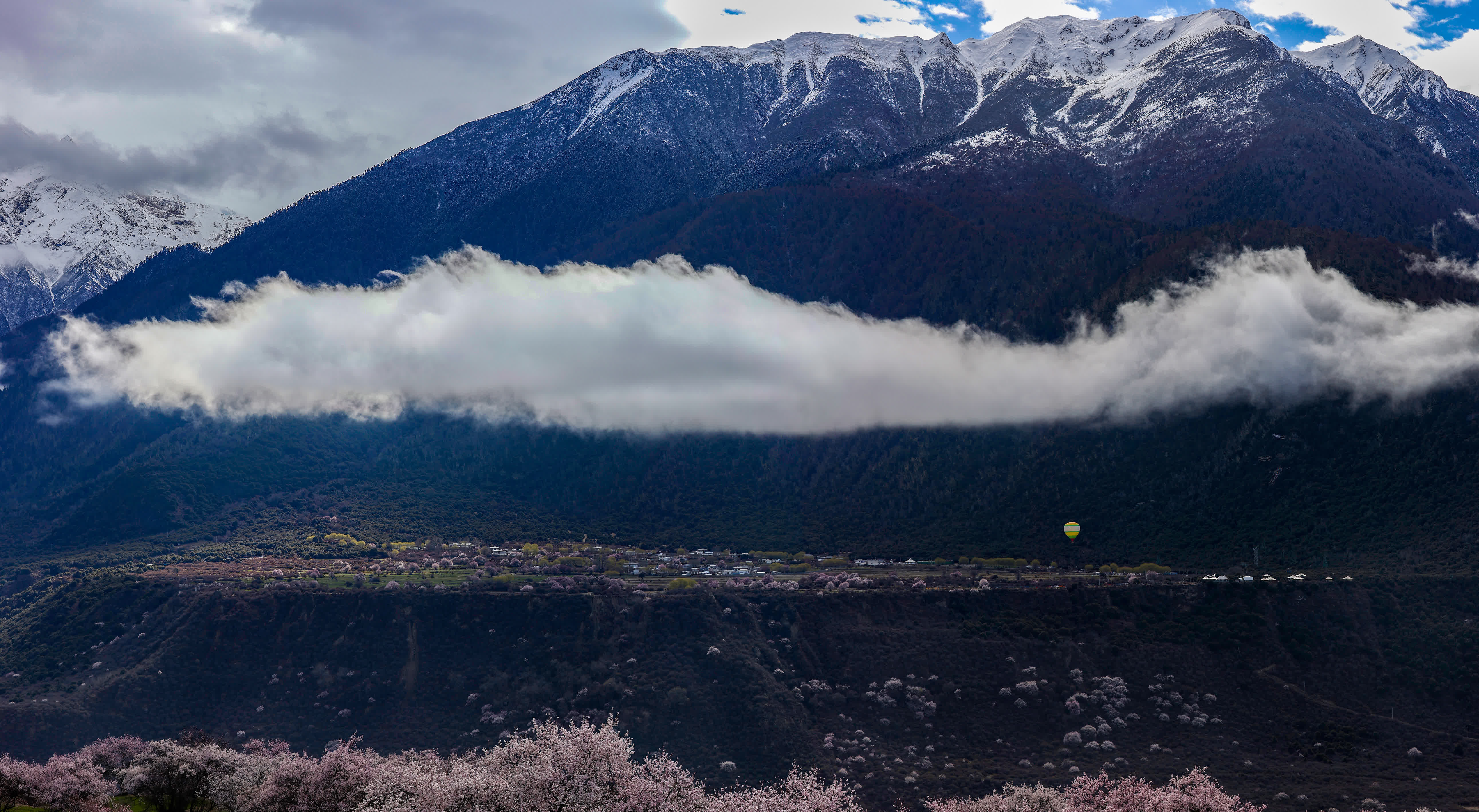 從索松村遠眺的景色。（新華社）